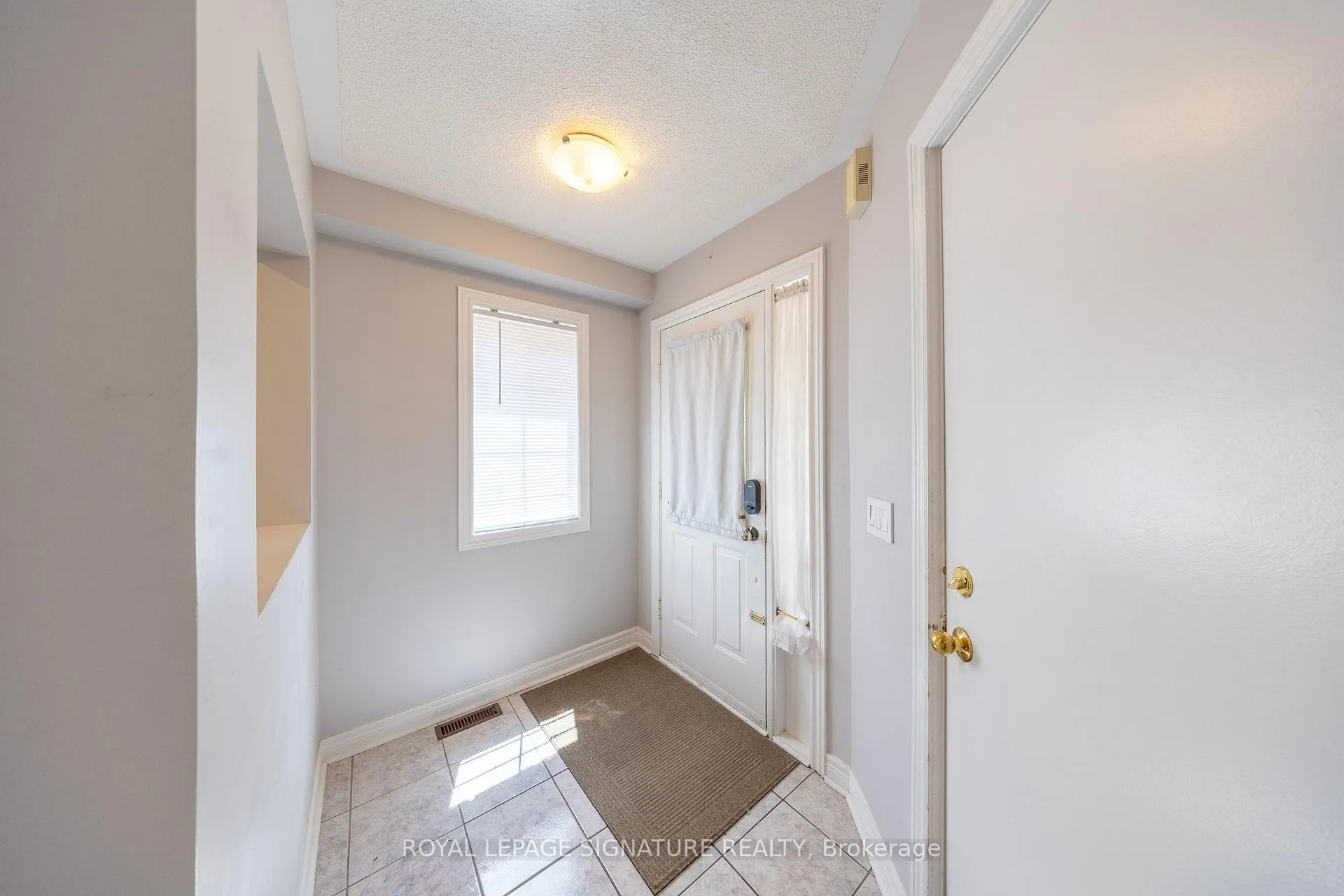 Photo 2 of 2299 Yorktown Circle, Mississauga, Central Erin Mills — HOMEH