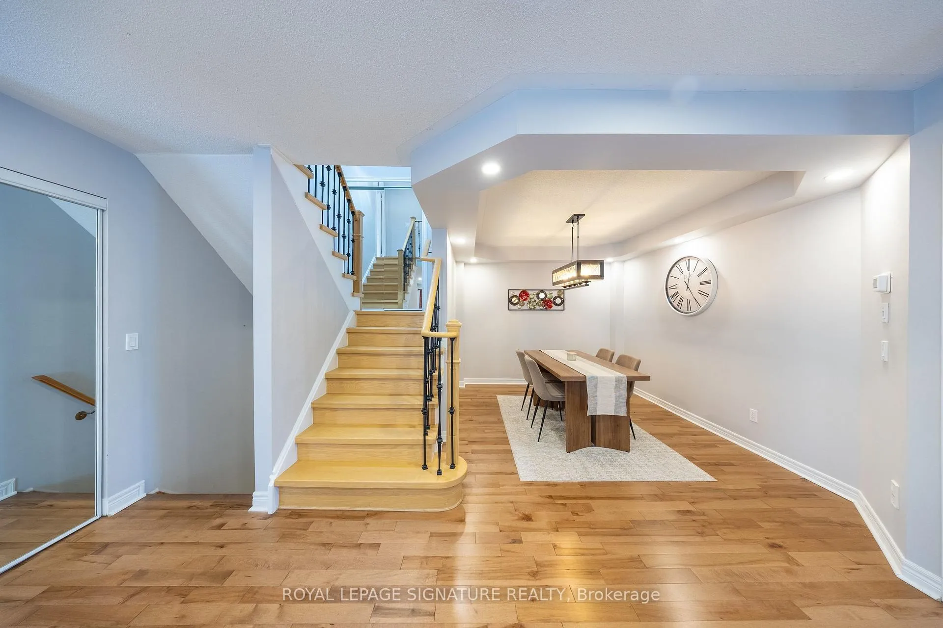Photo 5 of 2299 Yorktown Circle, Mississauga, Central Erin Mills — HOMEH