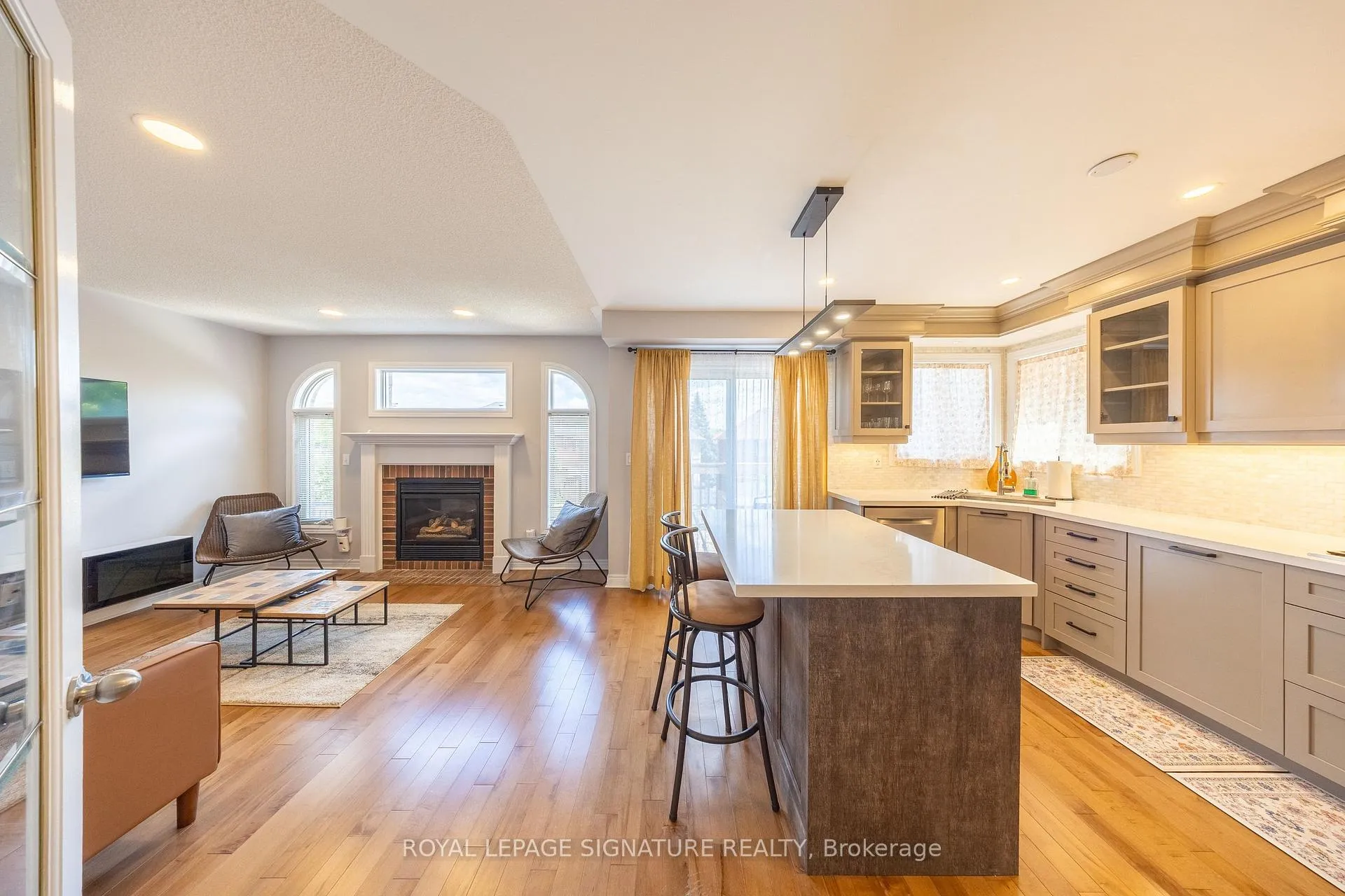 Photo 8 of 2299 Yorktown Circle, Mississauga, Central Erin Mills — HOMEH
