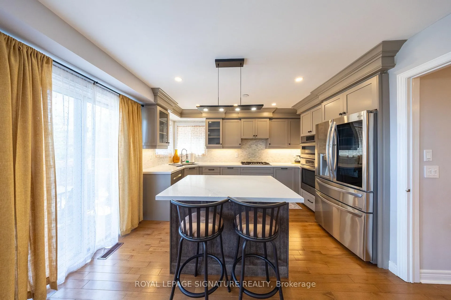 Photo 9 of 2299 Yorktown Circle, Mississauga, Central Erin Mills — HOMEH