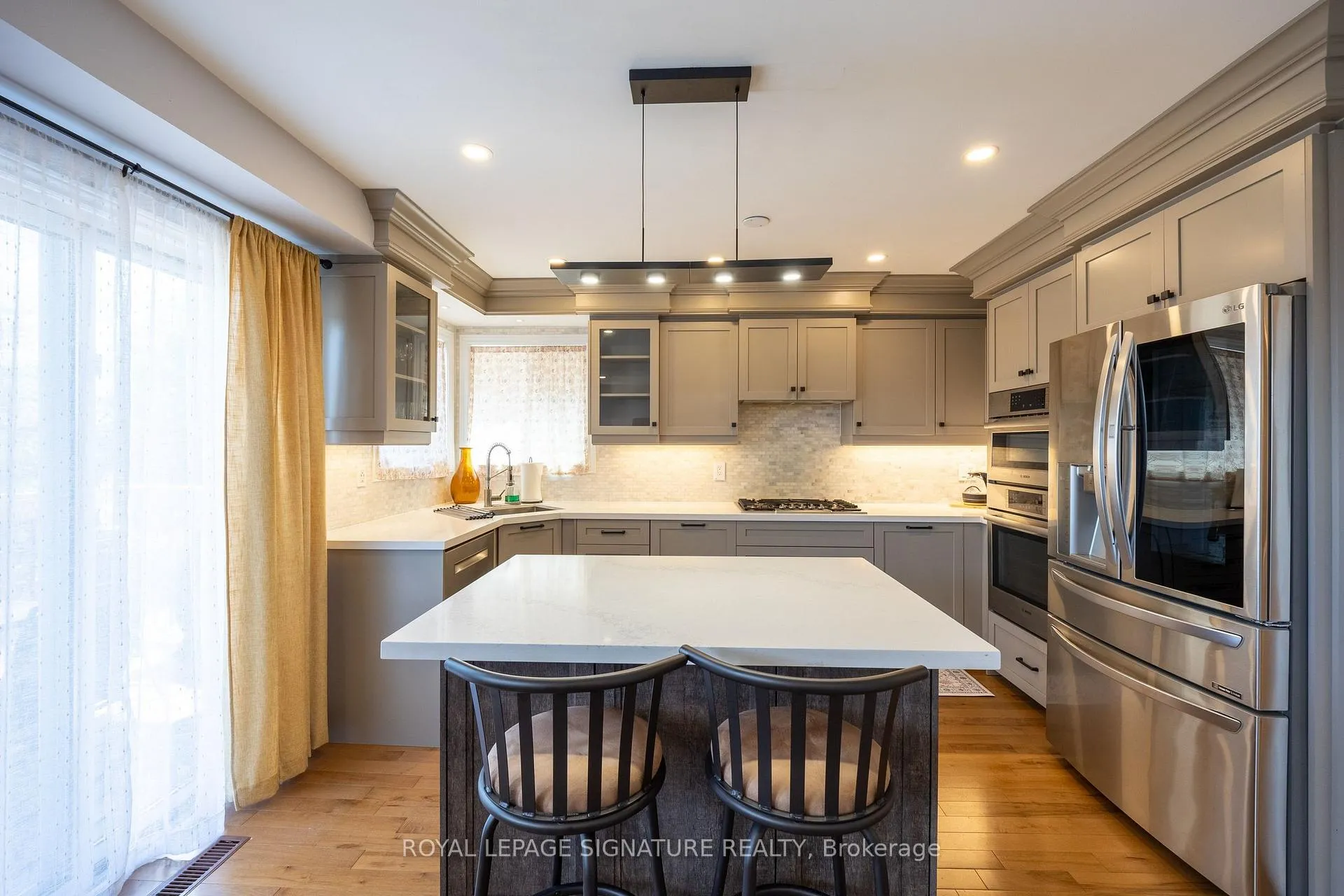 Photo 10 of 2299 Yorktown Circle, Mississauga, Central Erin Mills — HOMEH