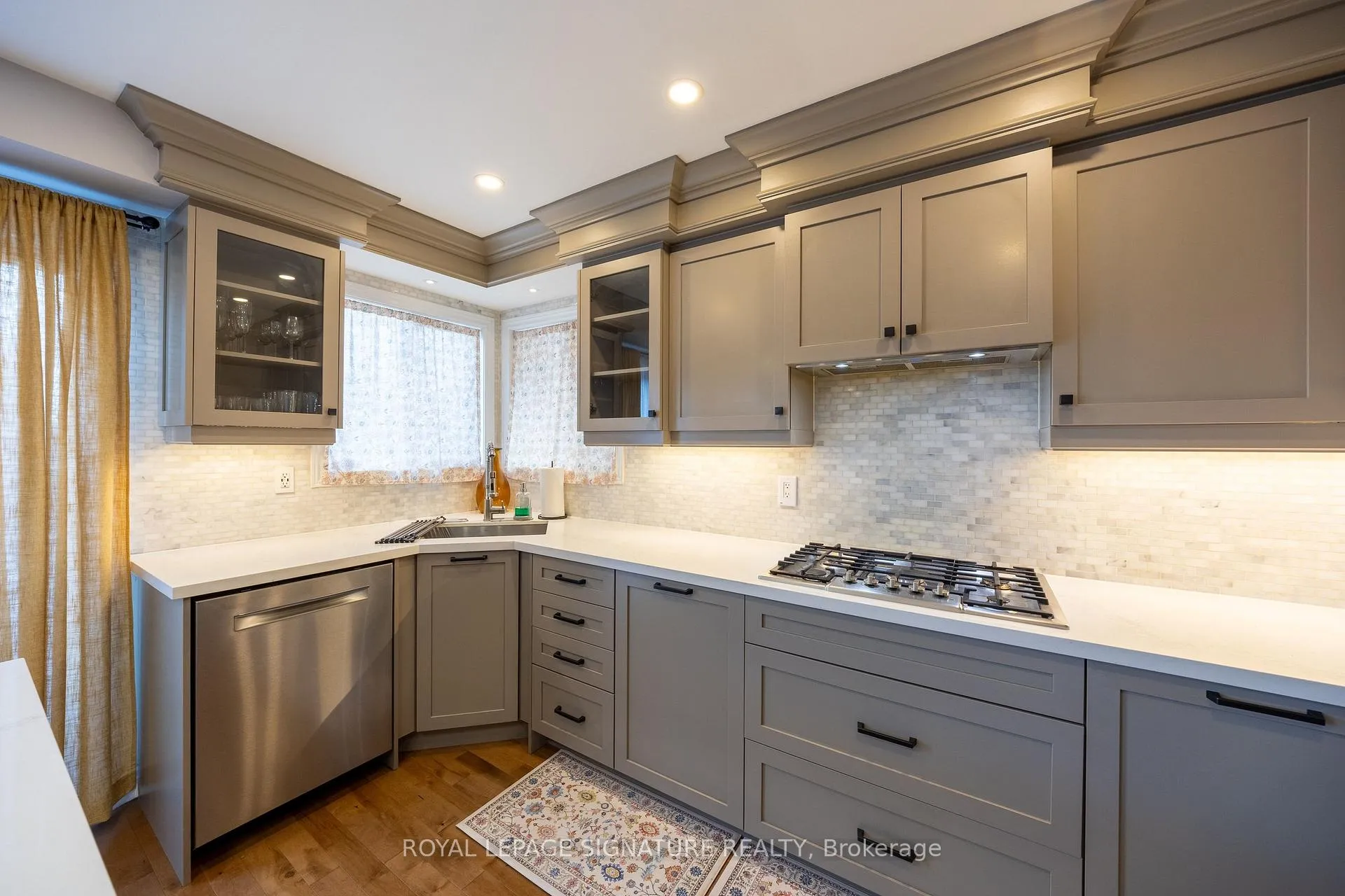 Photo 12 of 2299 Yorktown Circle, Mississauga, Central Erin Mills — HOMEH