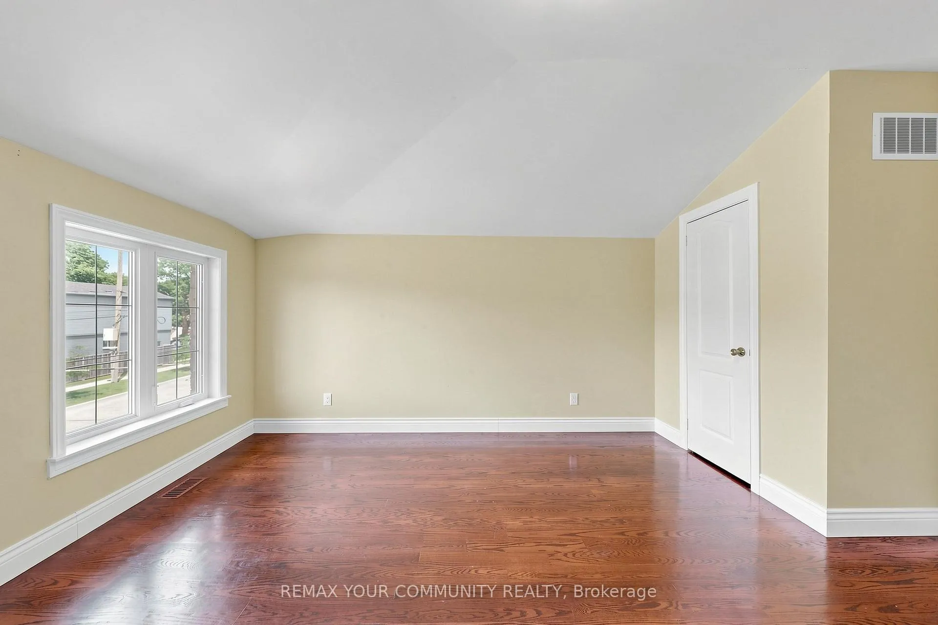 Photo 29 of 171 Beta Street, Etobicoke, Alderwood — HOMEH