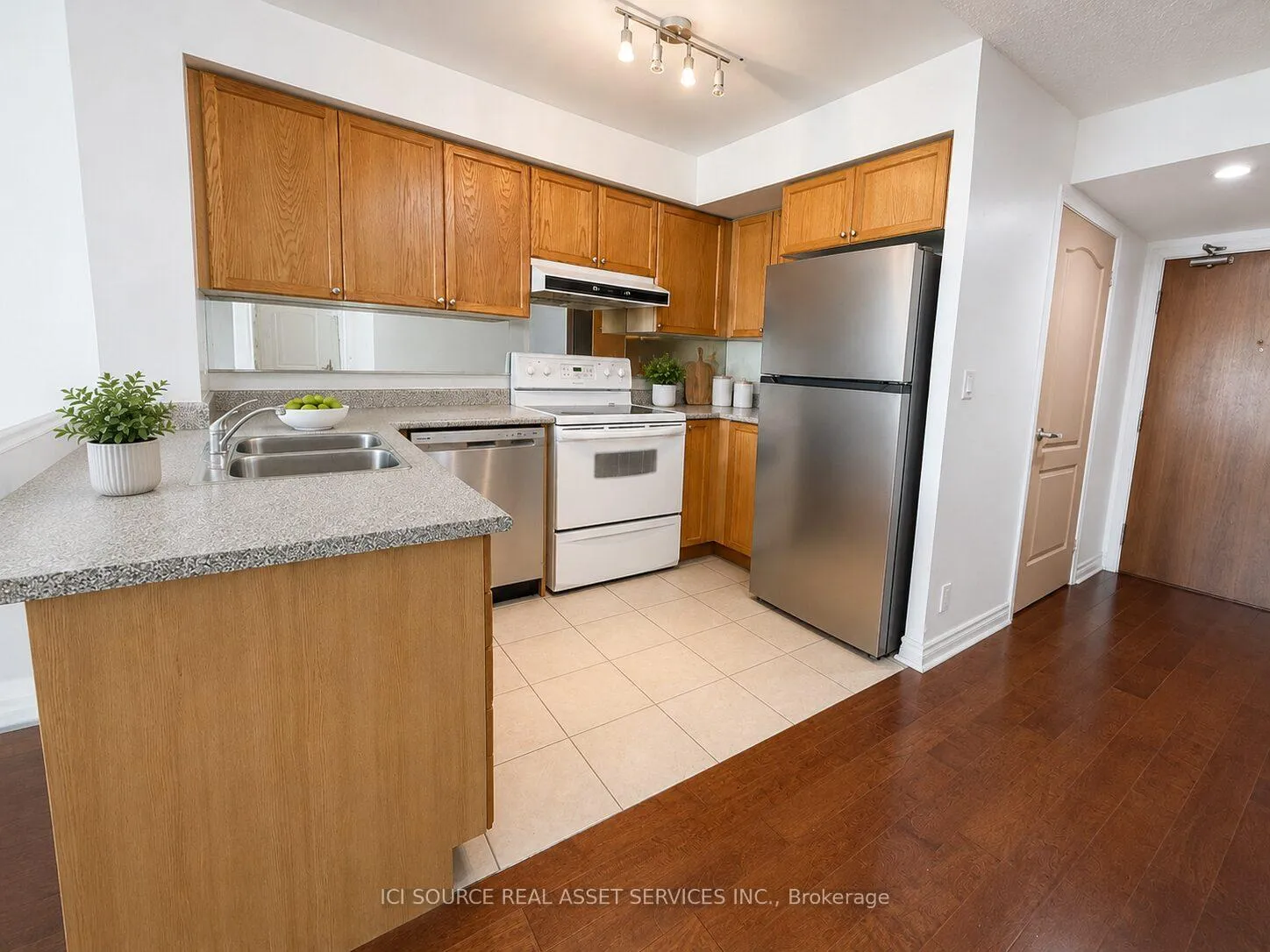 Photo 5 of Unit 607, 33 Elm Drive W, Mississauga, City Centre — HOMEH