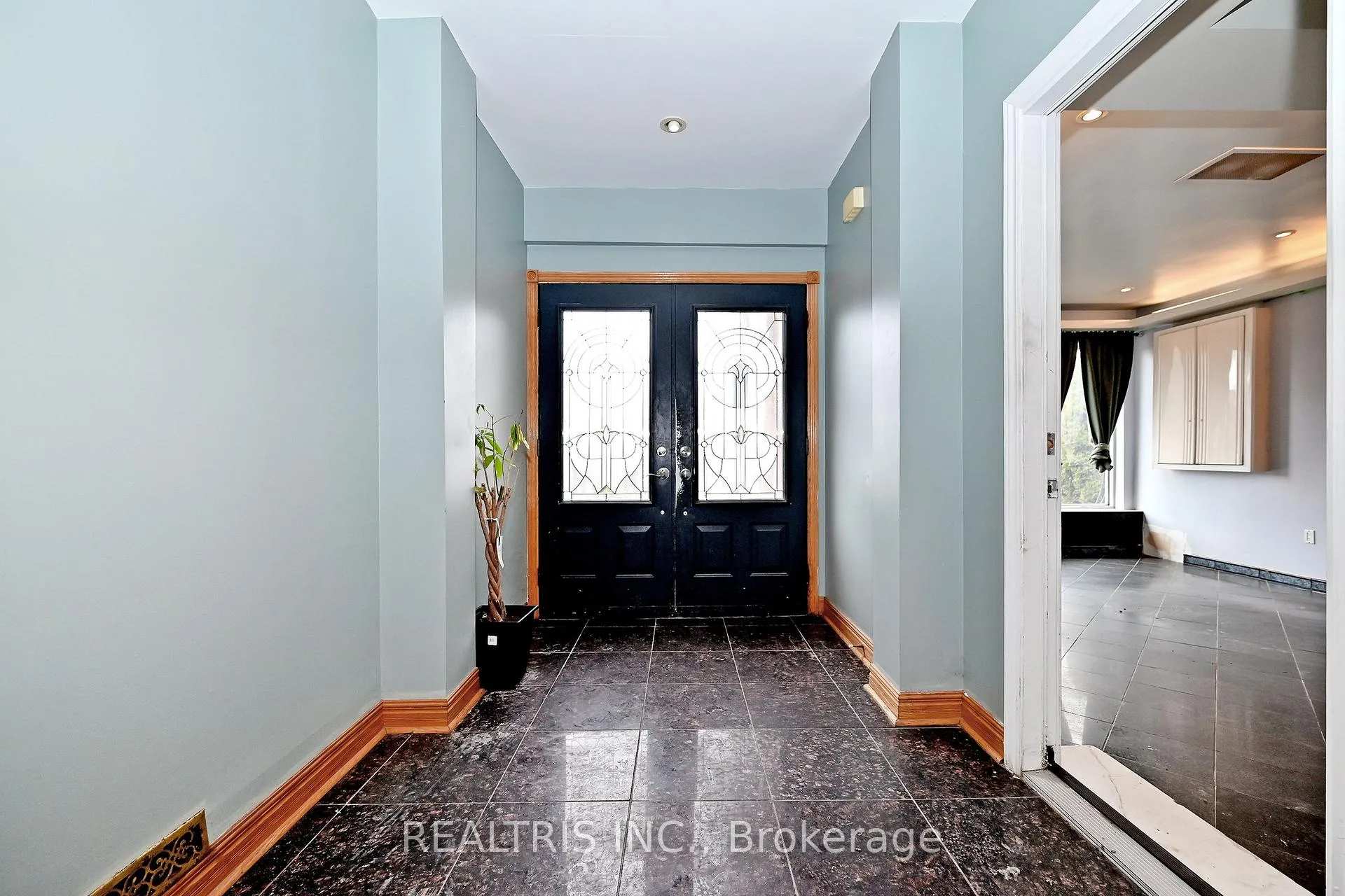 Photo 4 of 622 The Queensway, Etobicoke, Stonegate-Queensway — HOMEH