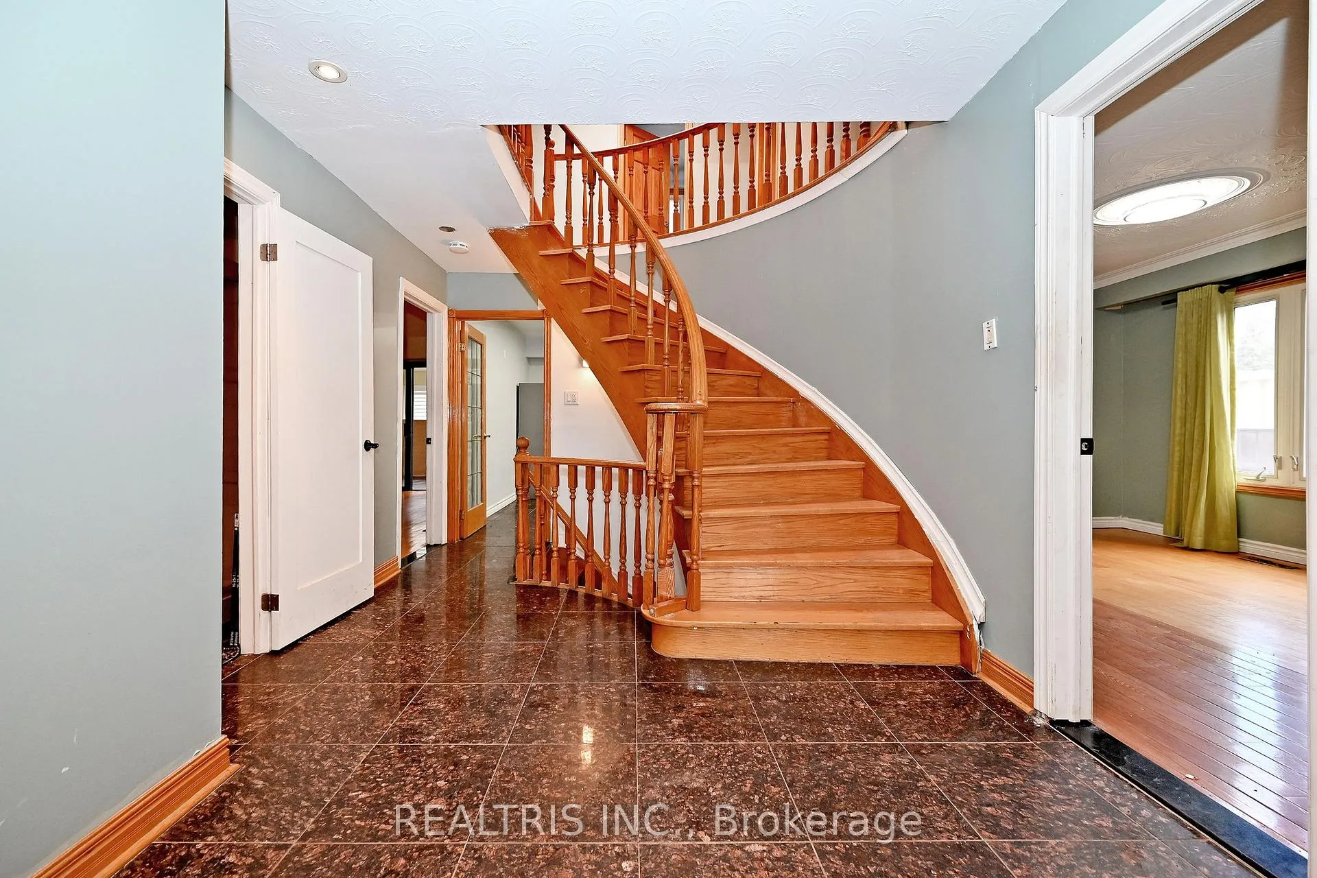 Photo 6 of 622 The Queensway, Etobicoke, Stonegate-Queensway — HOMEH