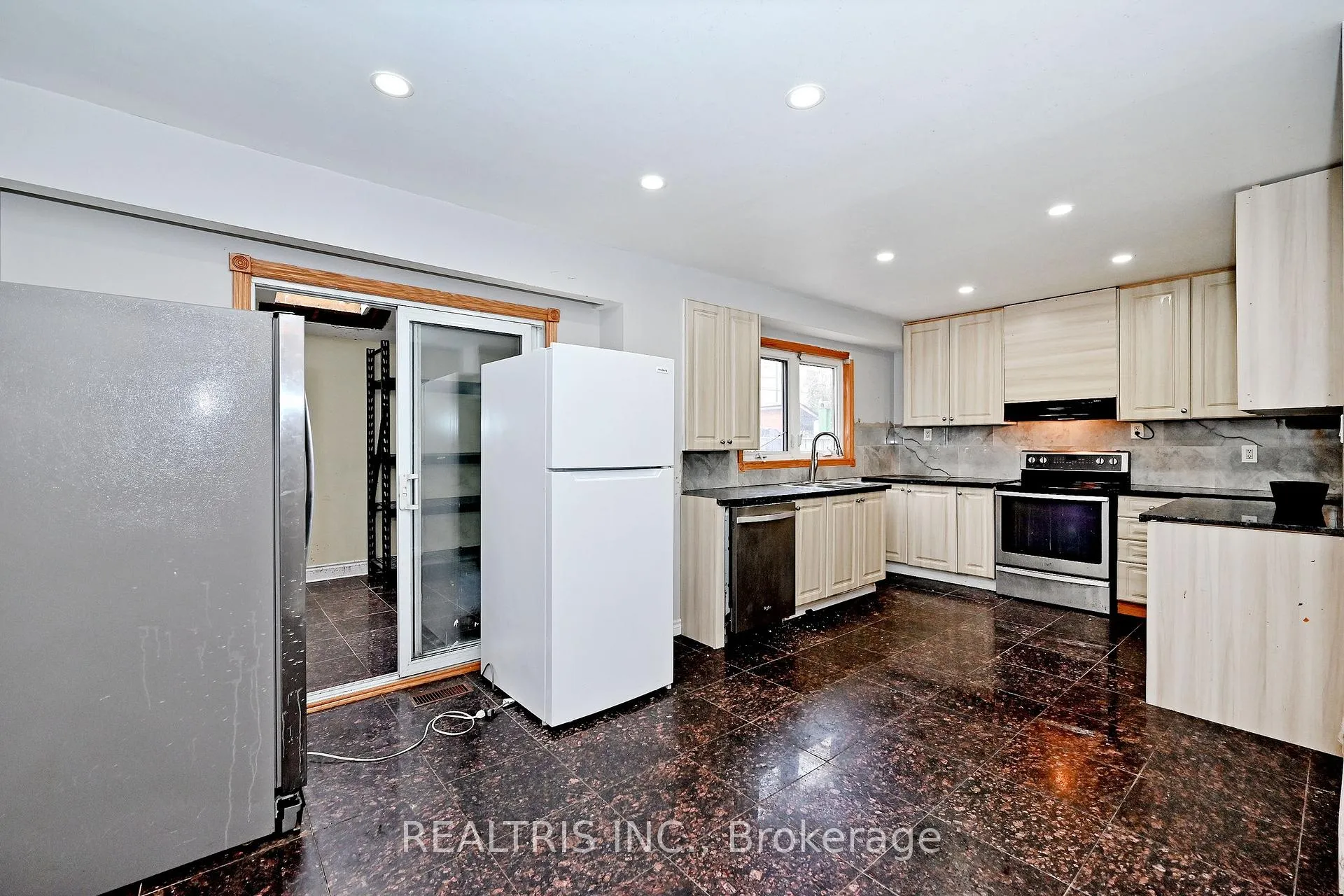 Photo 9 of 622 The Queensway, Etobicoke, Stonegate-Queensway — HOMEH
