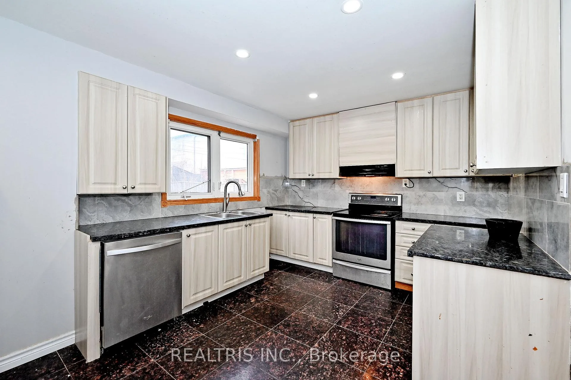 Photo 10 of 622 The Queensway, Etobicoke, Stonegate-Queensway — HOMEH