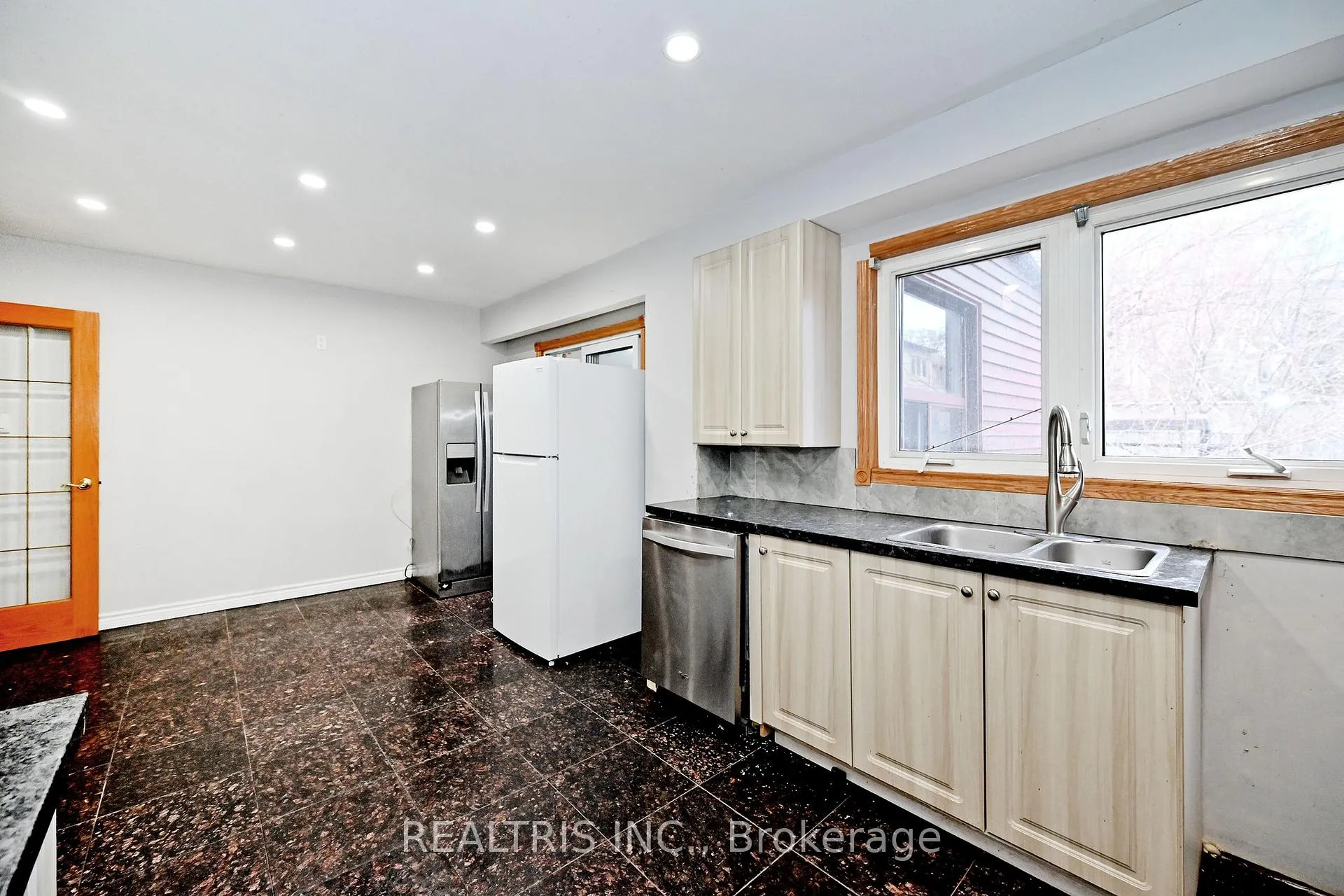 Photo 11 of 622 The Queensway, Etobicoke, Stonegate-Queensway — HOMEH