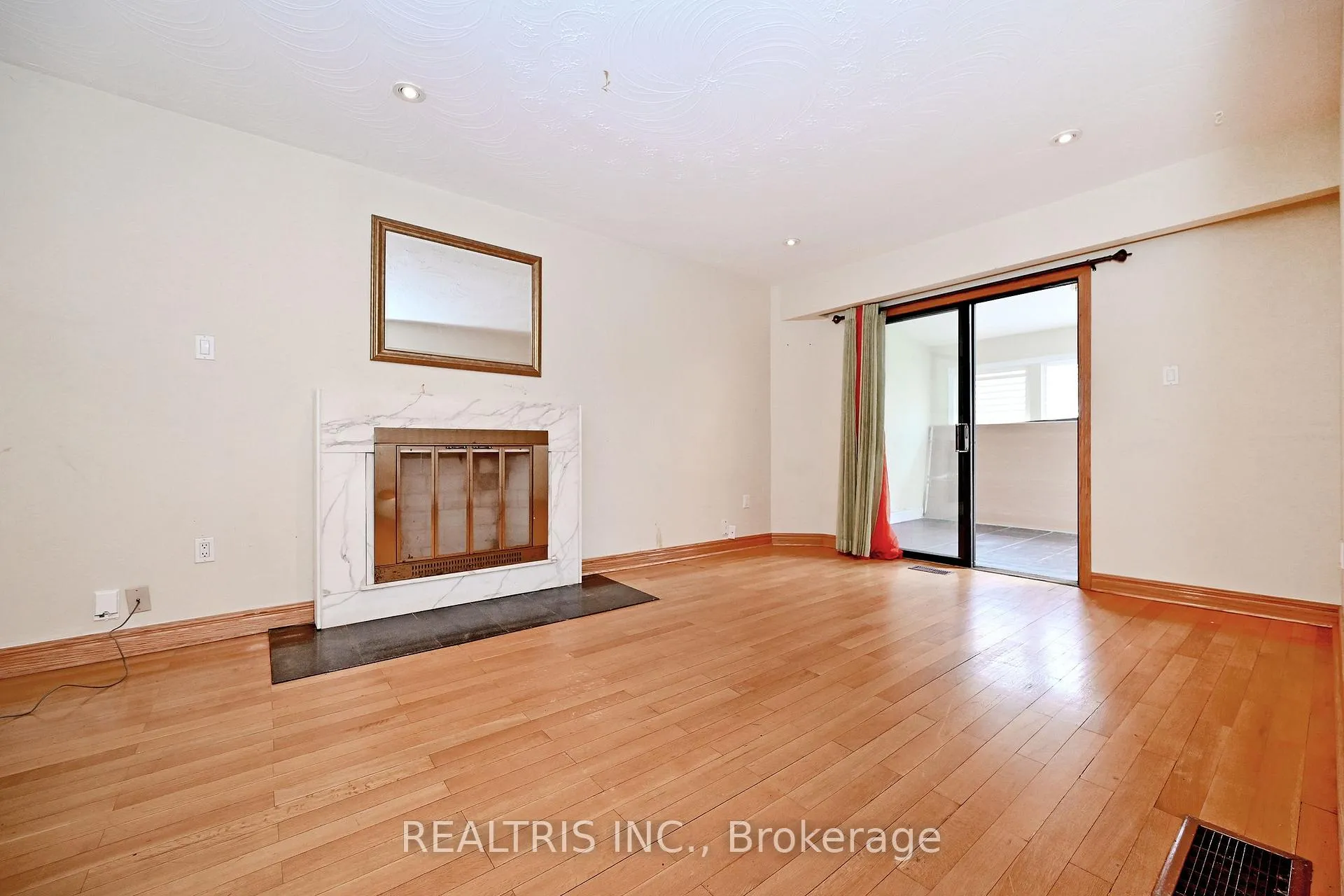 Photo 13 of 622 The Queensway, Etobicoke, Stonegate-Queensway — HOMEH