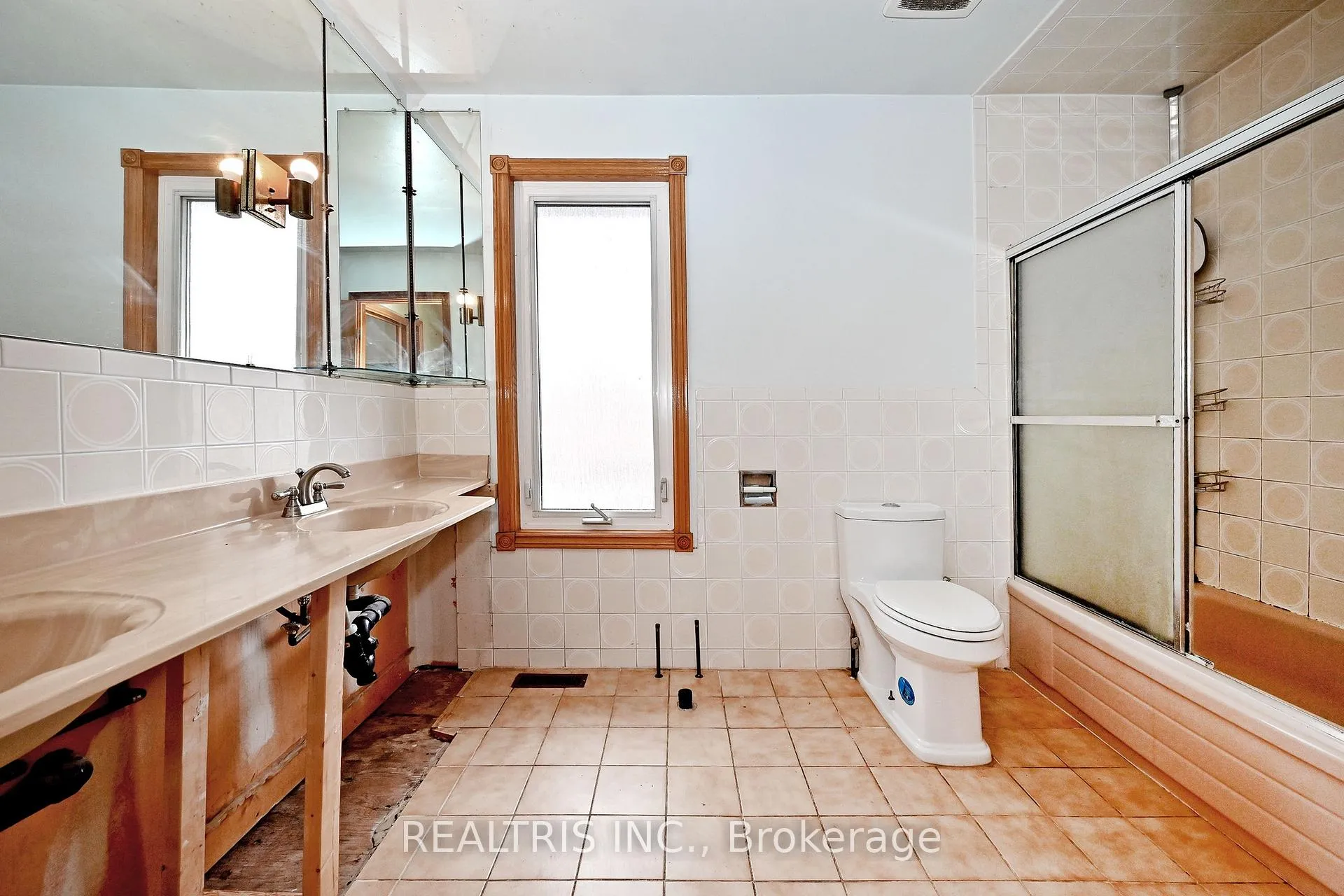 Photo 21 of 622 The Queensway, Etobicoke, Stonegate-Queensway — HOMEH