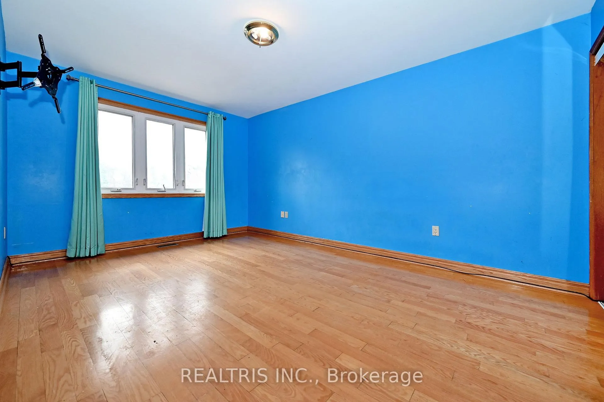 Photo 24 of 622 The Queensway, Etobicoke, Stonegate-Queensway — HOMEH