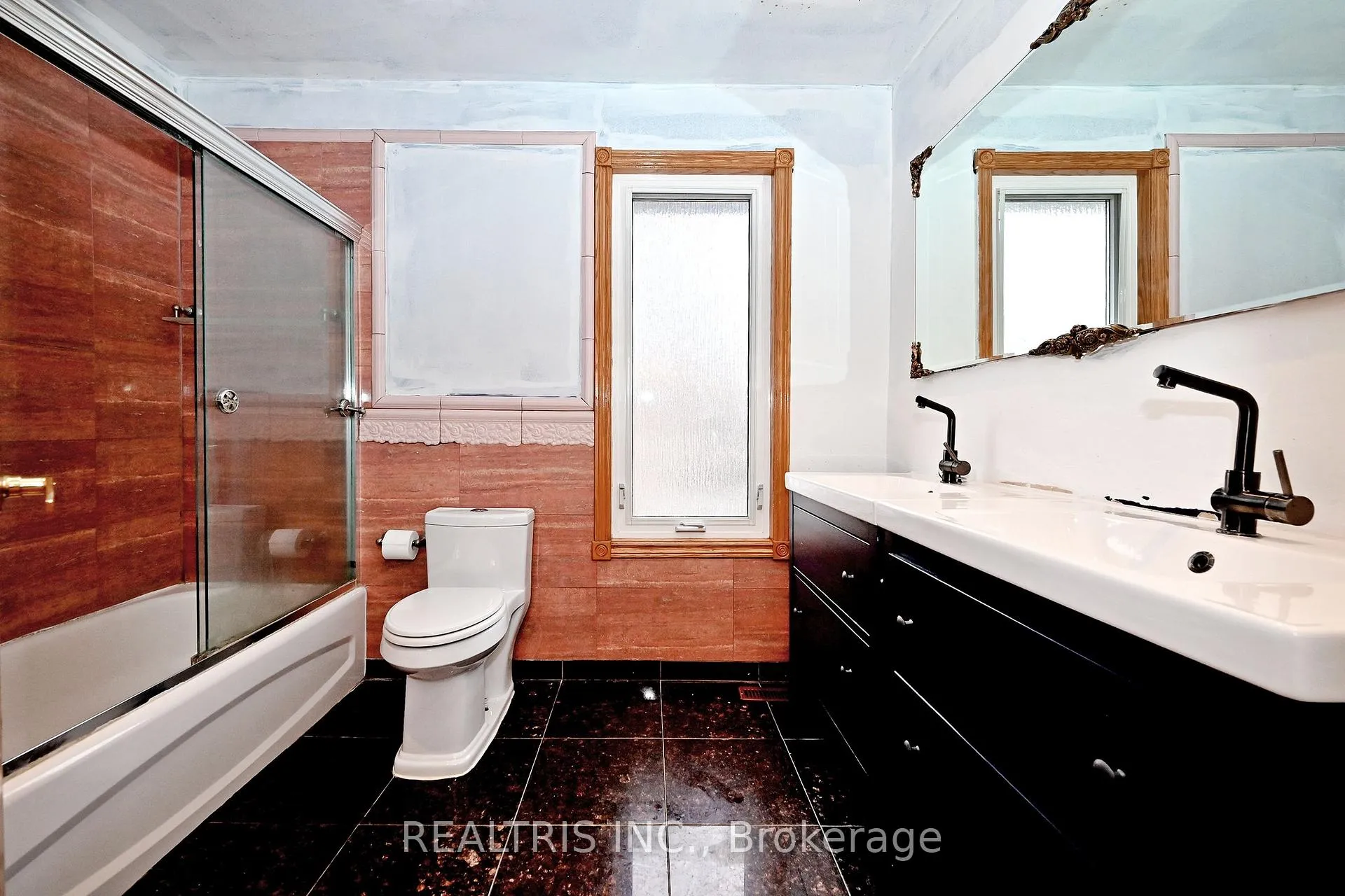 Photo 25 of 622 The Queensway, Etobicoke, Stonegate-Queensway — HOMEH