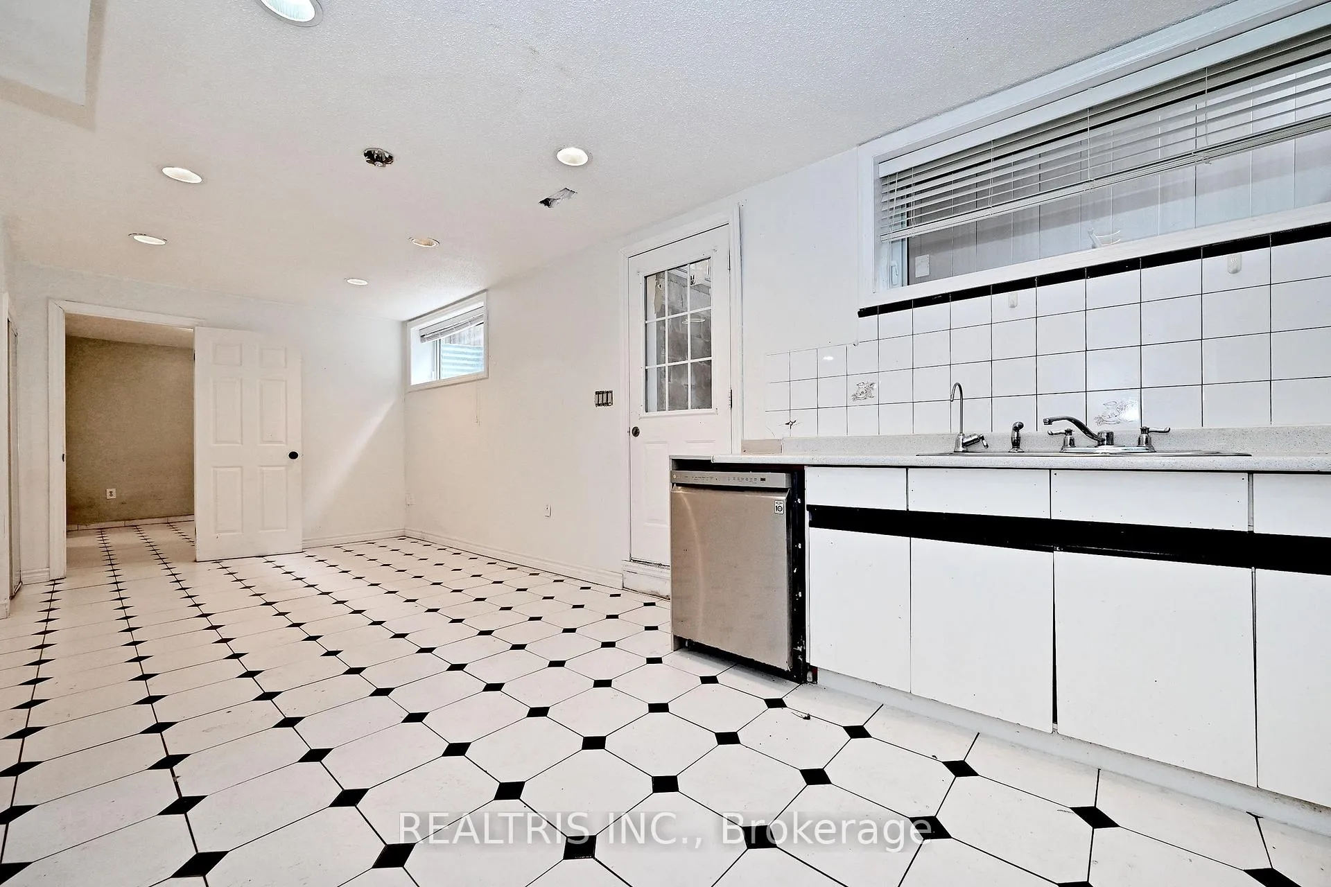 Photo 30 of 622 The Queensway, Etobicoke, Stonegate-Queensway — HOMEH