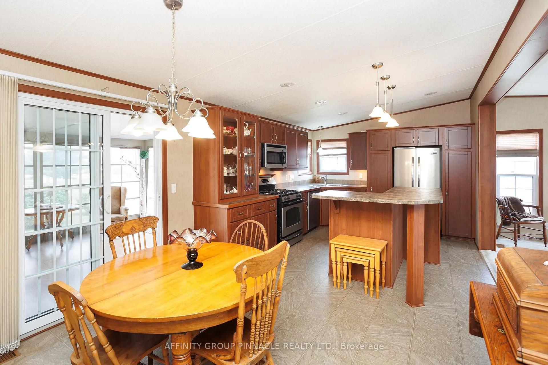 Photo 14 of 20 Creekside Circle, Kawartha Lakes, Verulam — HOMEH