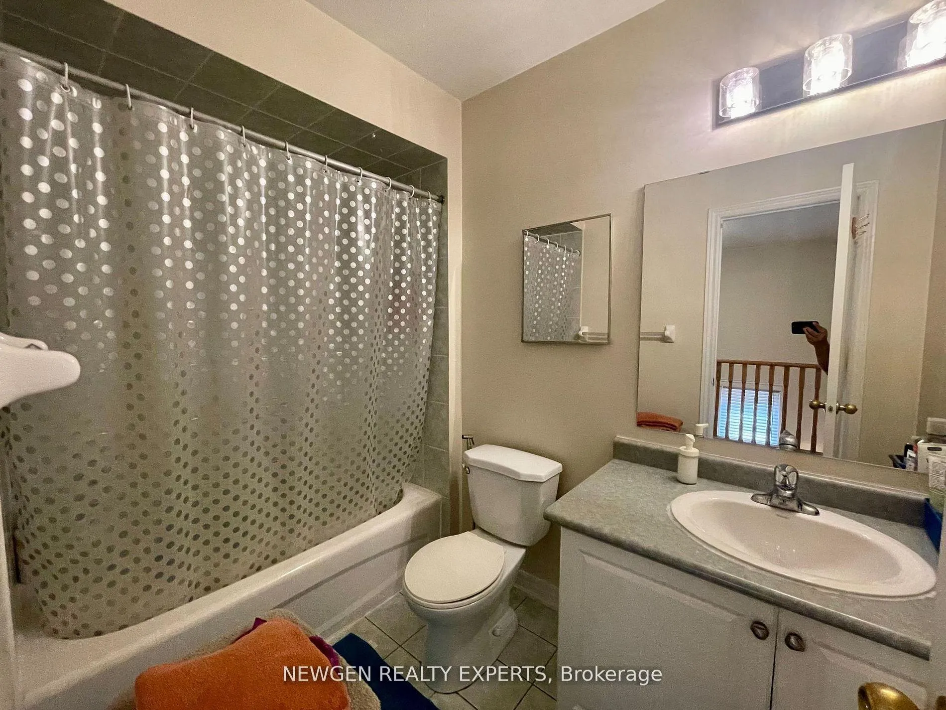 Photo 5 of Unit #Upper, 42 Crystalview Crescent, Brampton, Bram East — HOMEH
