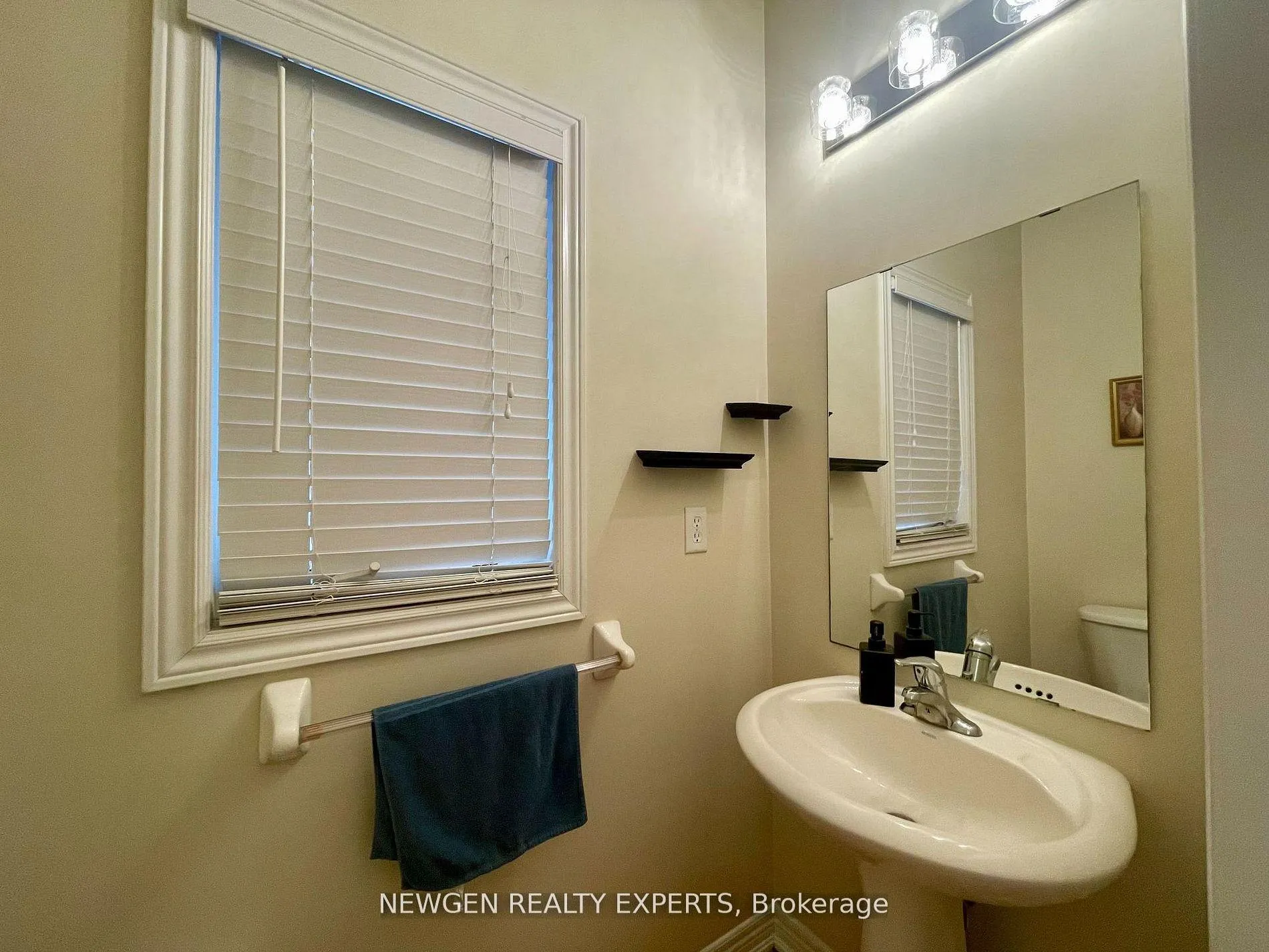Photo 13 of Unit #Upper, 42 Crystalview Crescent, Brampton, Bram East — HOMEH