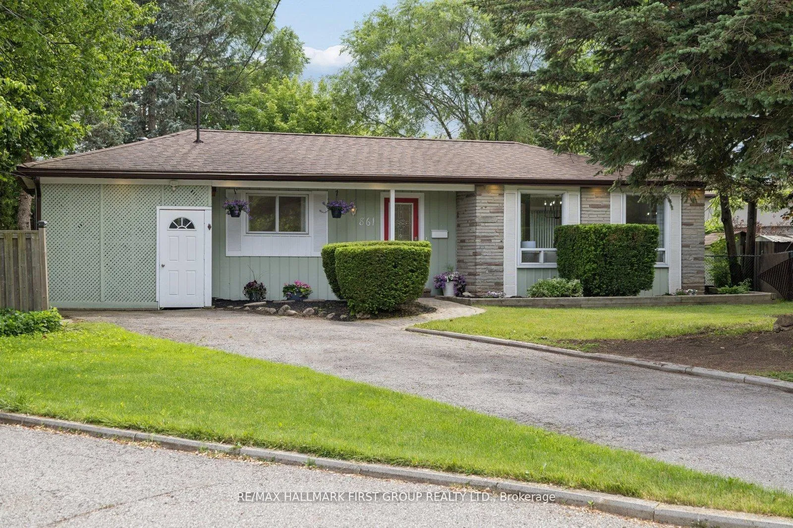 Front of 861 Boxworth Place