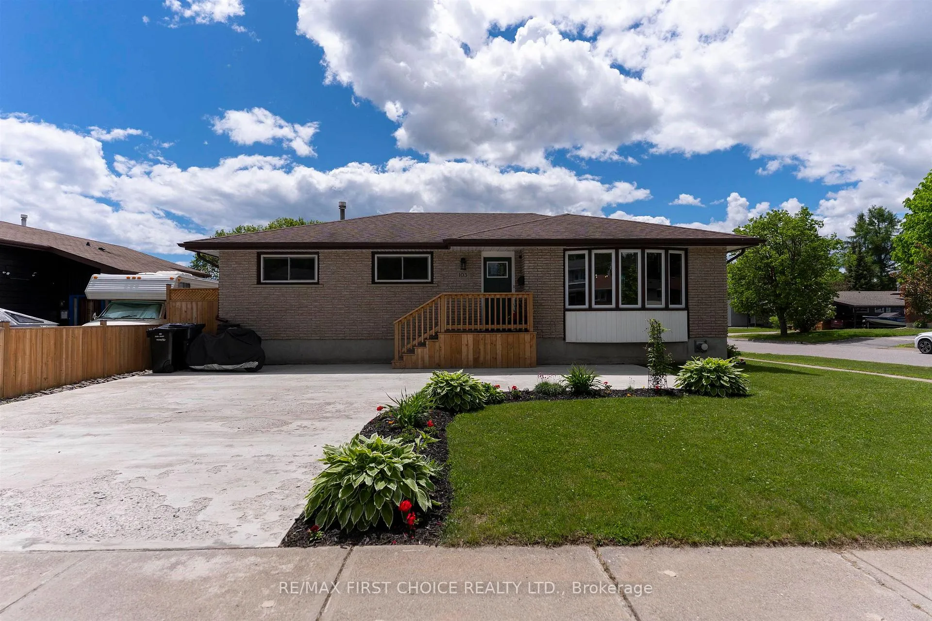 Photo 1 of 103 Welland Street, Thunder Bay, County Park — HOMEH