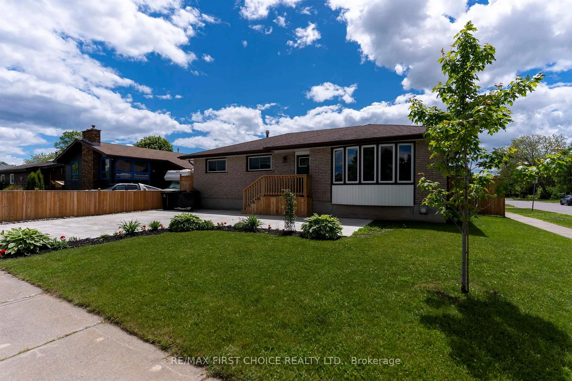 Photo 2 of 103 Welland Street, Thunder Bay, County Park — HOMEH