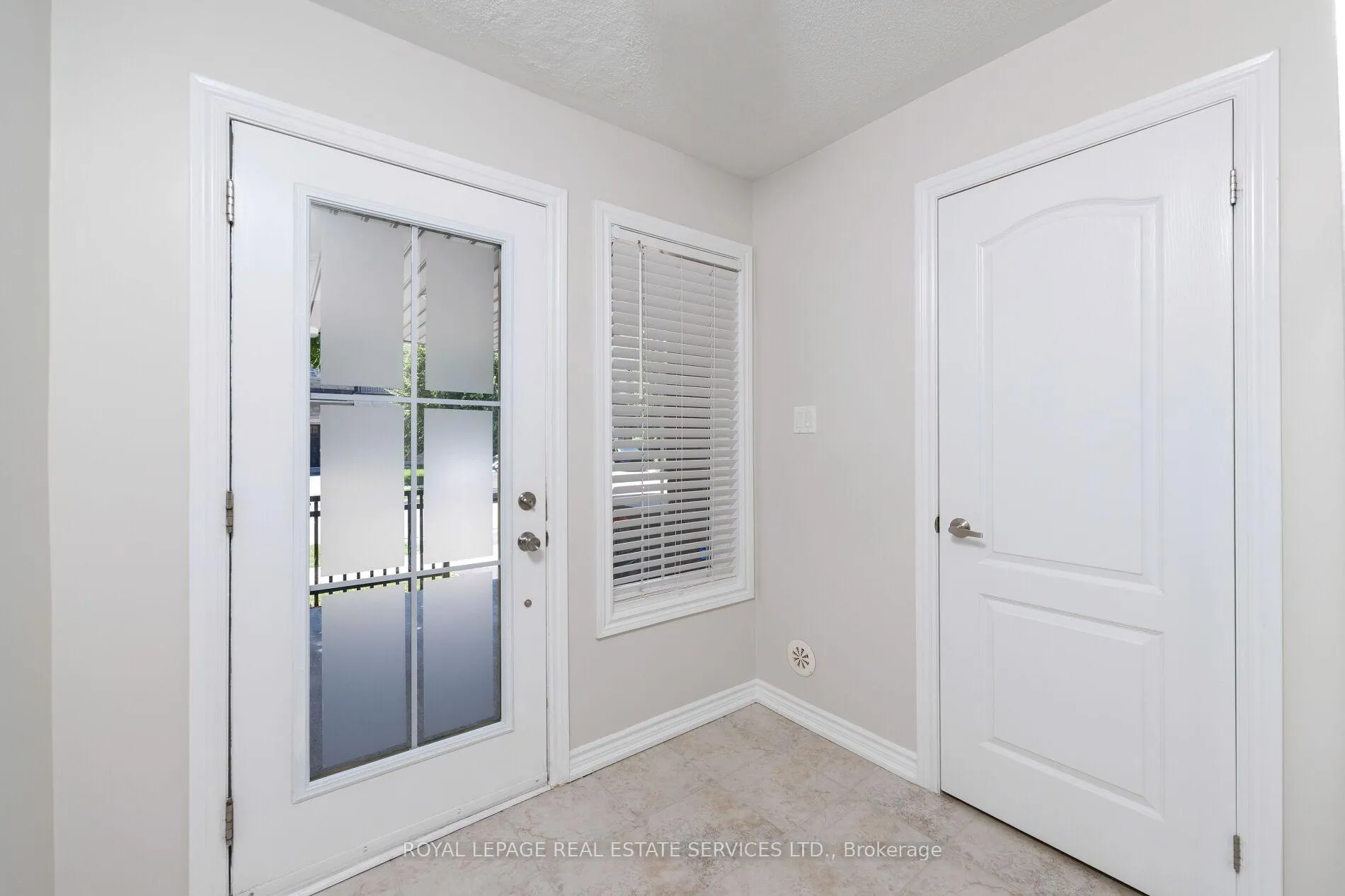 Photo 4 of 2425 Greenwich Drive, Oakville, Westmount — HOMEH