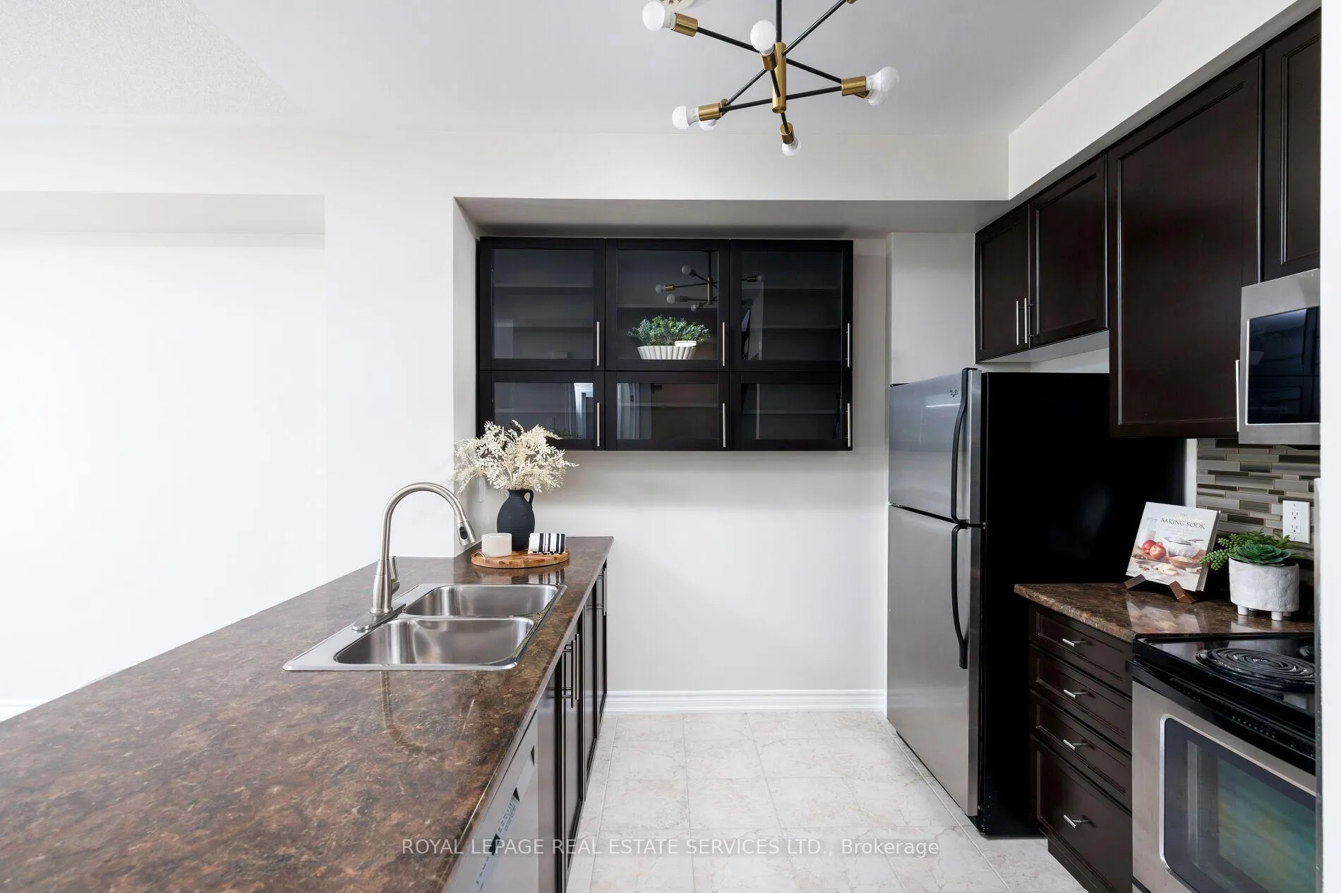 Photo 8 of 2425 Greenwich Drive, Oakville, Westmount — HOMEH