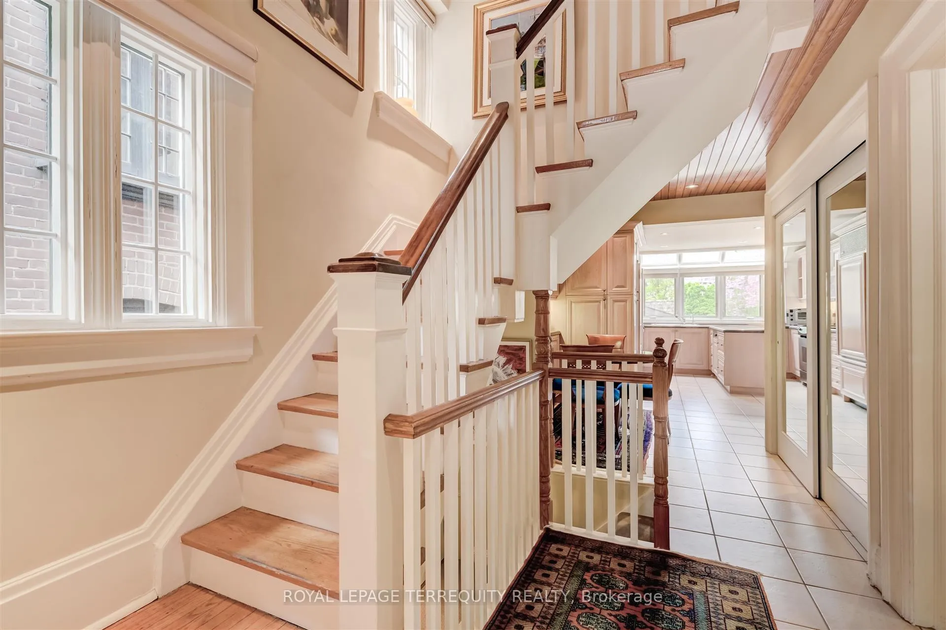 Photo 3 of 25 Poplar Plains Crescent, Toronto, Casa Loma — HOMEH