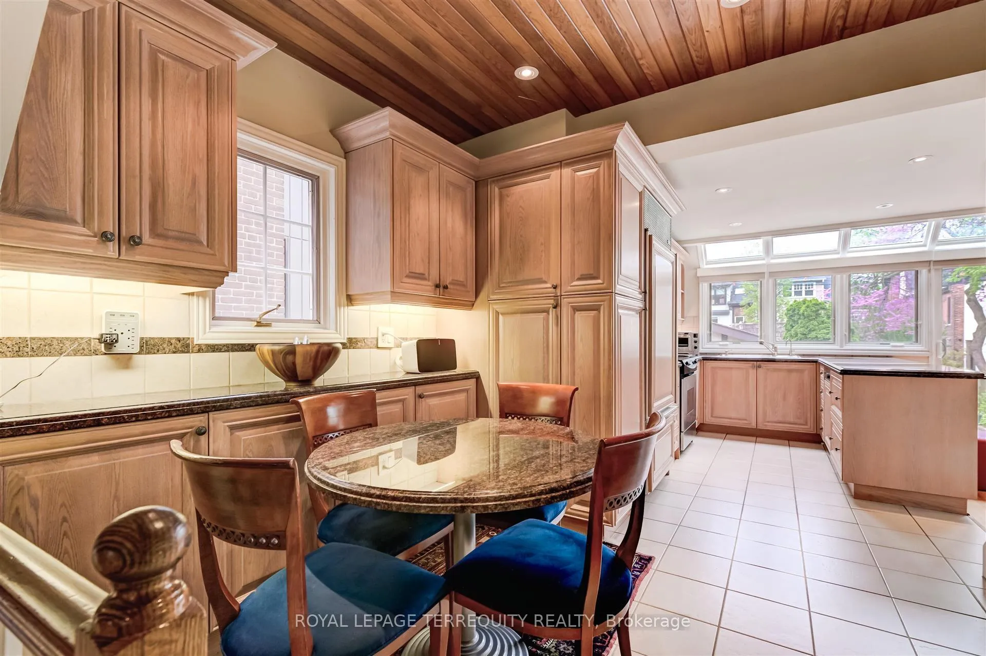 Photo 9 of 25 Poplar Plains Crescent, Toronto, Casa Loma — HOMEH