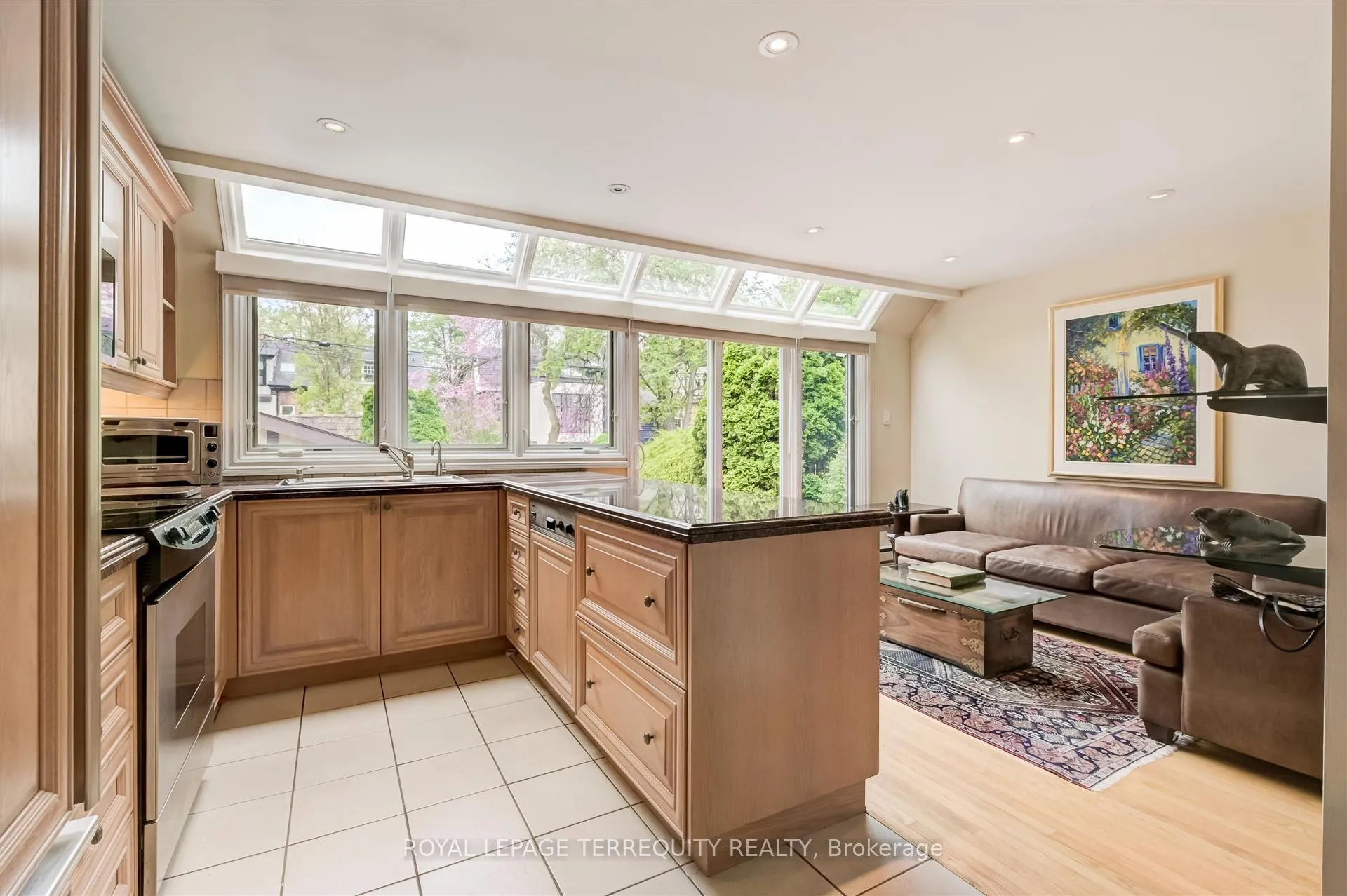 Photo 10 of 25 Poplar Plains Crescent, Toronto, Casa Loma — HOMEH