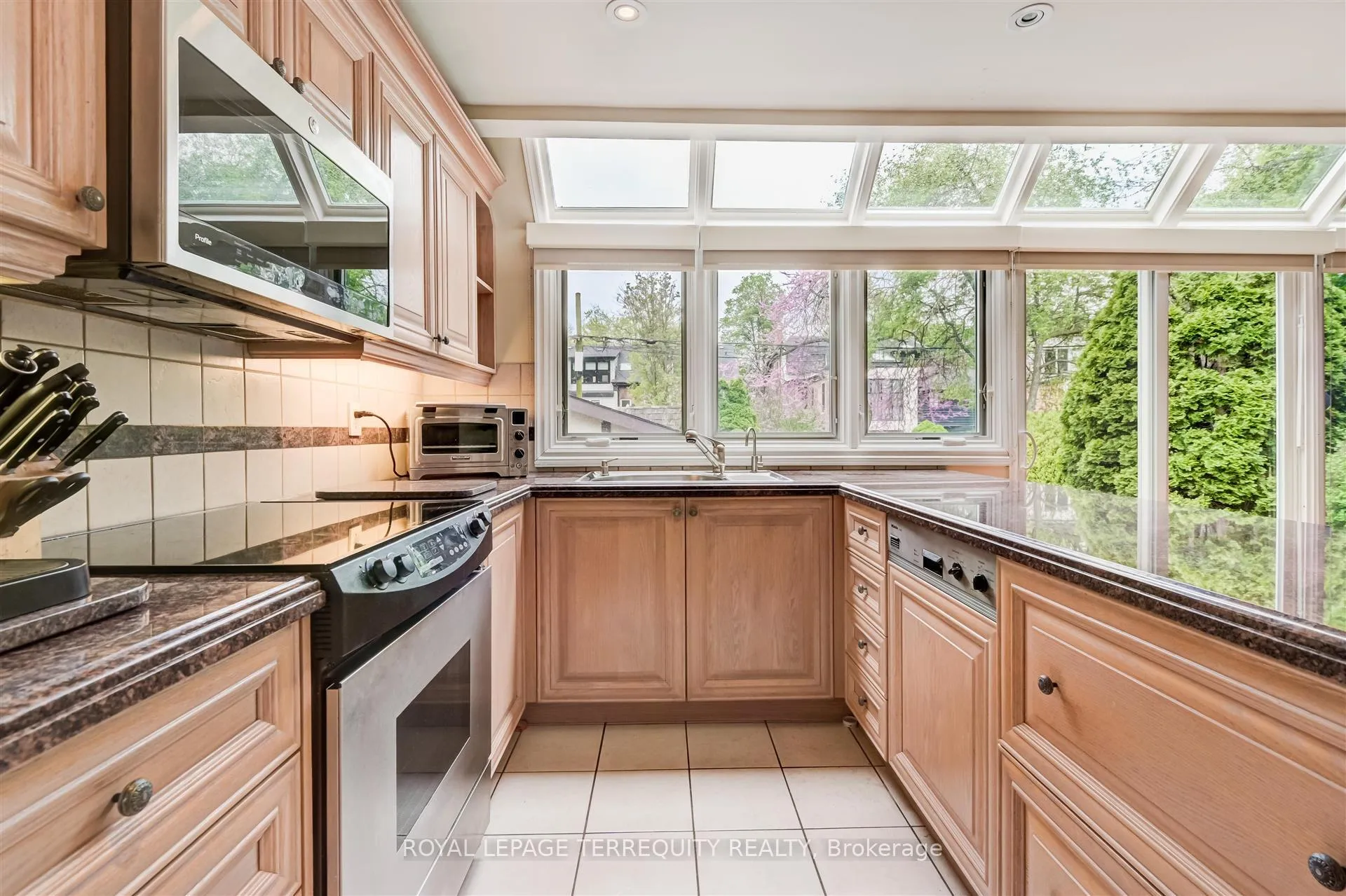 Photo 11 of 25 Poplar Plains Crescent, Toronto, Casa Loma — HOMEH