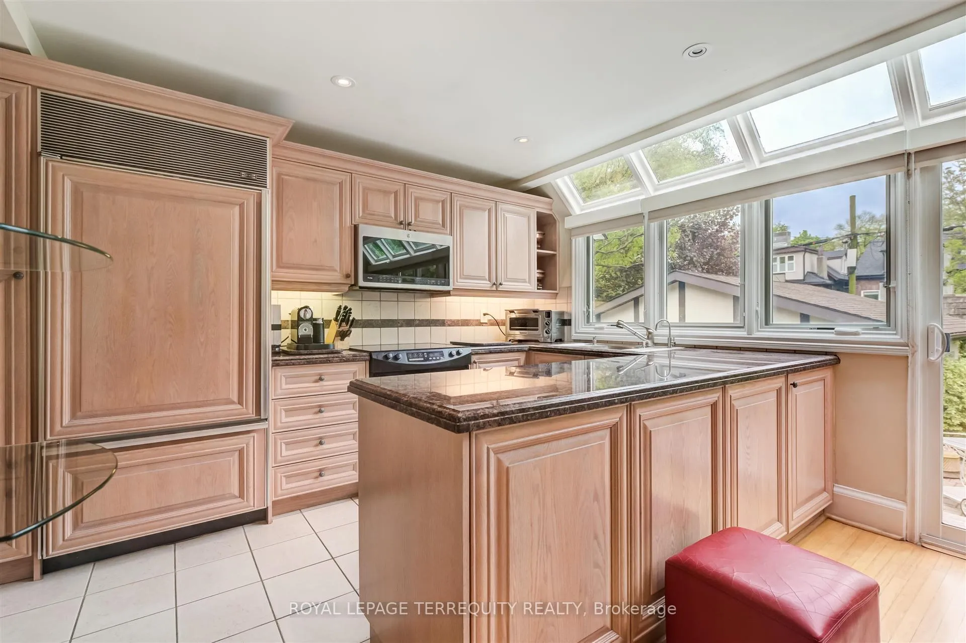 Photo 12 of 25 Poplar Plains Crescent, Toronto, Casa Loma — HOMEH