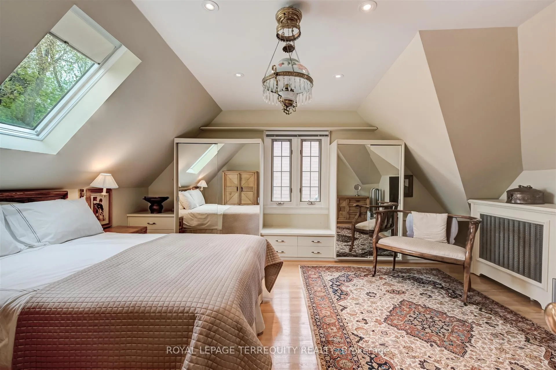 Photo 17 of 25 Poplar Plains Crescent, Toronto, Casa Loma — HOMEH