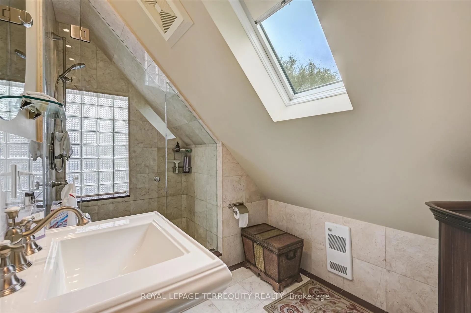 Photo 19 of 25 Poplar Plains Crescent, Toronto, Casa Loma — HOMEH