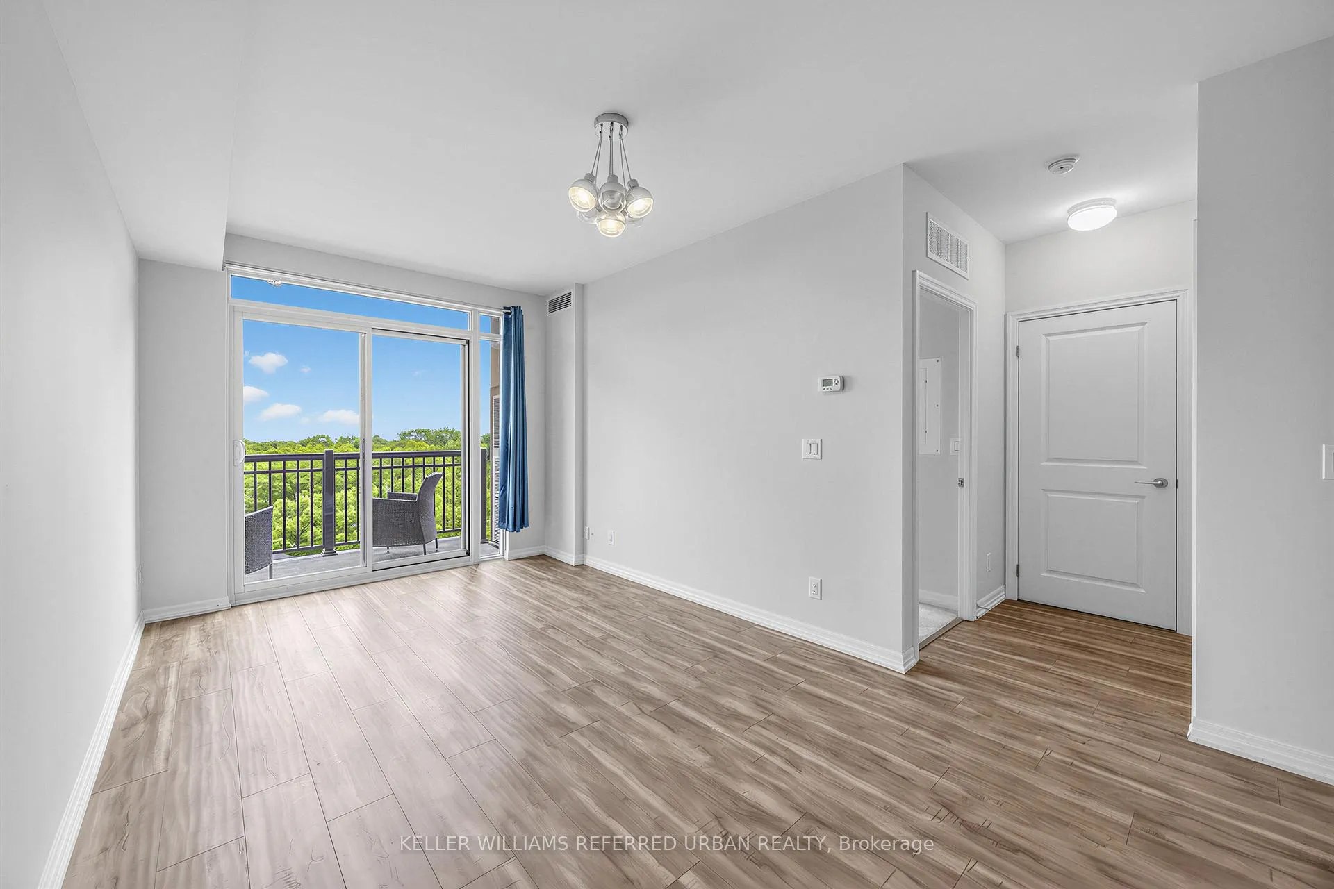 Photo 4 of Unit 708, 3563 Lake Shore Boulevard W, Etobicoke, Long Branch — HOMEH