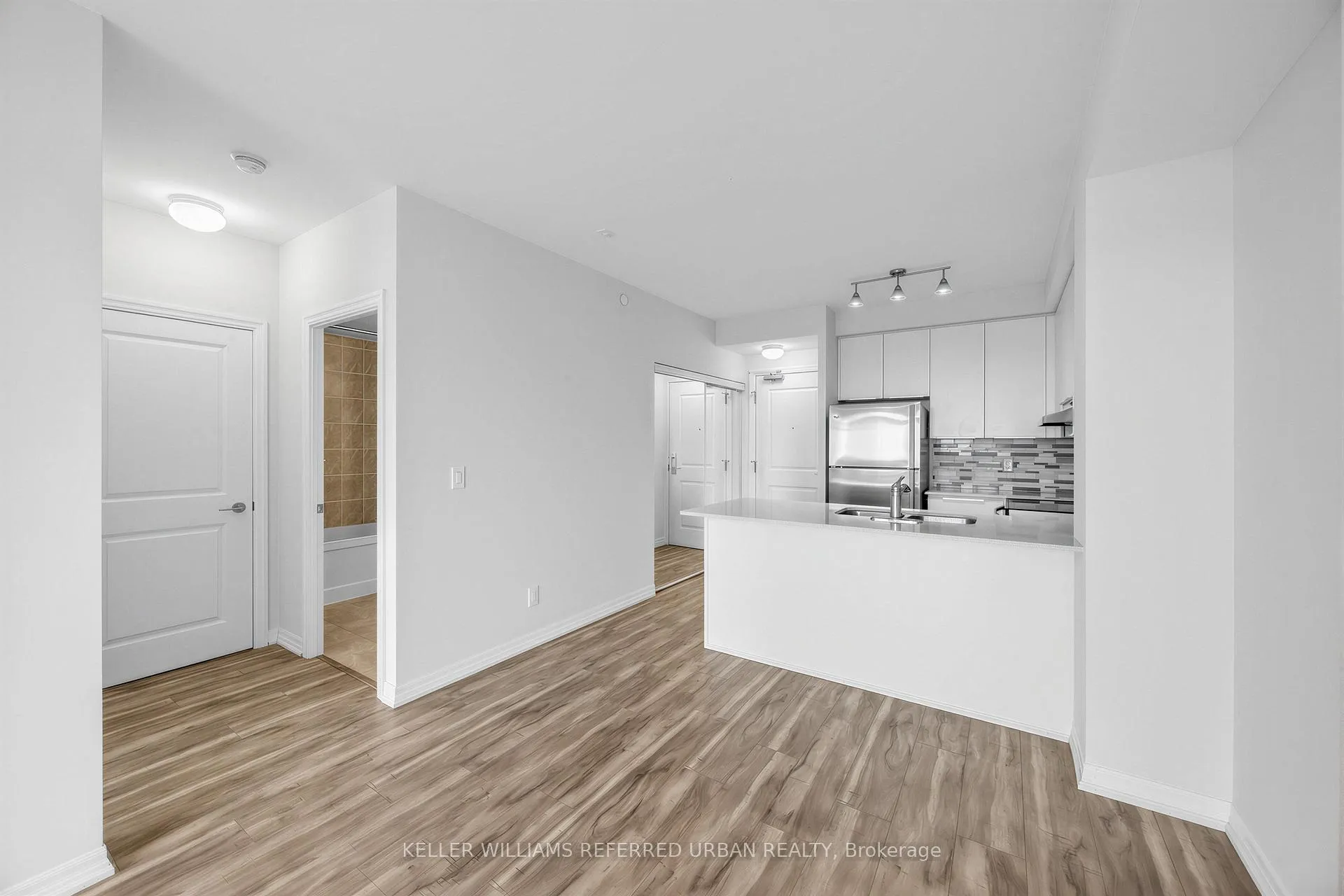 Photo 8 of Unit 708, 3563 Lake Shore Boulevard W, Etobicoke, Long Branch — HOMEH
