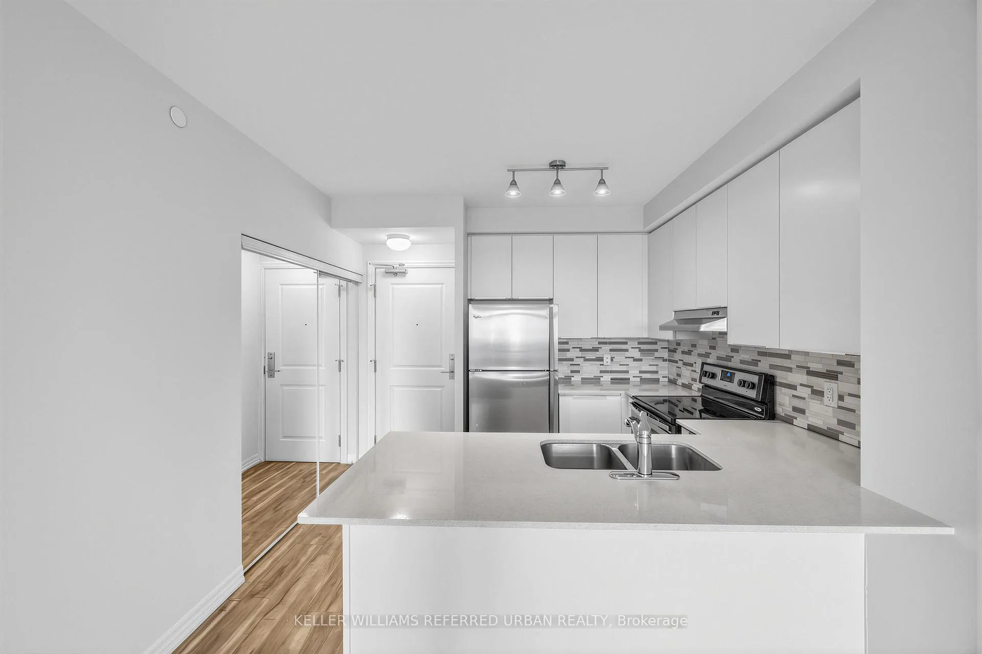 Photo 9 of Unit 708, 3563 Lake Shore Boulevard W, Etobicoke, Long Branch — HOMEH