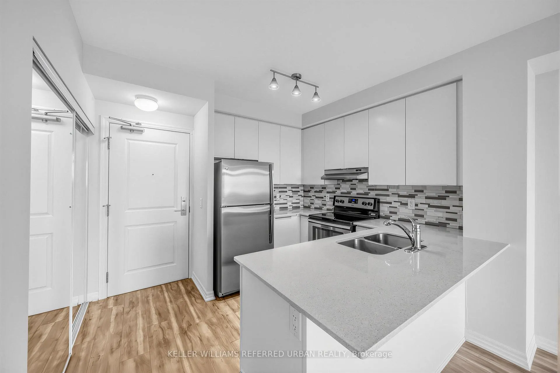 Photo 10 of Unit 708, 3563 Lake Shore Boulevard W, Etobicoke, Long Branch — HOMEH