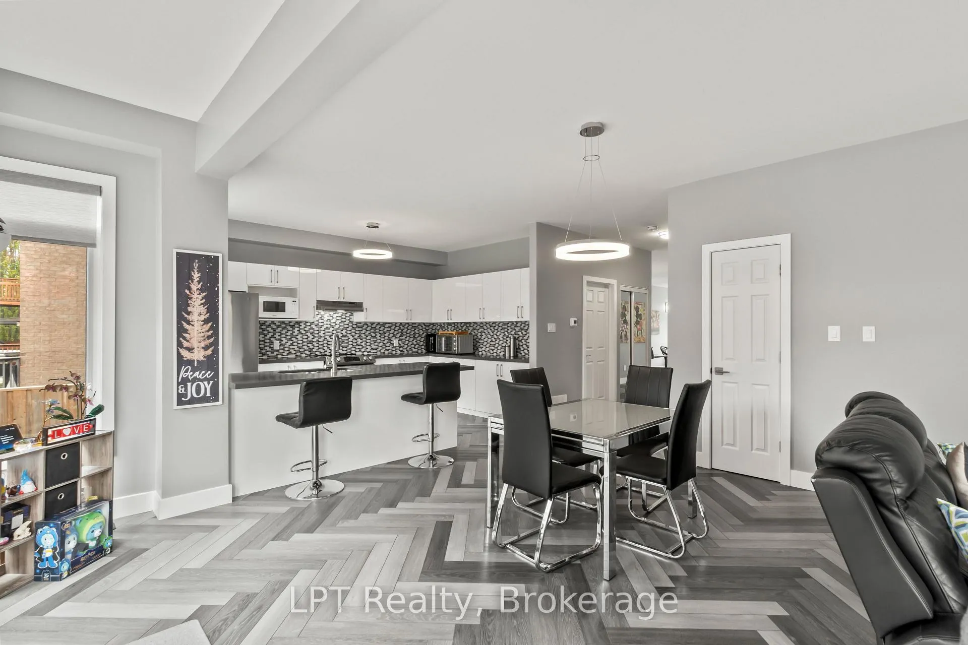 Photo 18 of 111 Bayview Avenue, Georgina, Keswick South — HOMEH