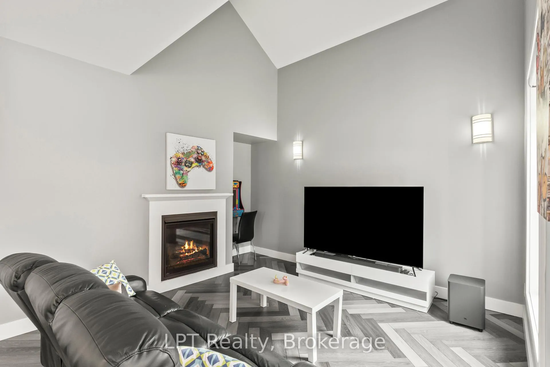 Photo 2 of 111 Bayview Avenue, Georgina, Keswick South — HOMEH