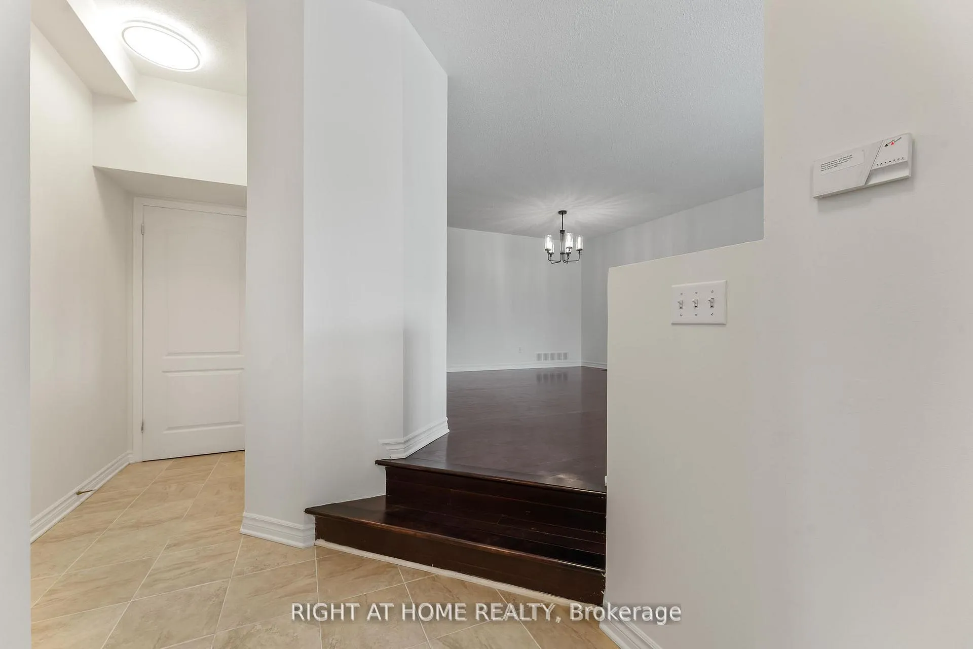 Photo 3 of 104 B Craig Henry Drive, Ottawa, Craig Henry/Woodvale — HOMEH