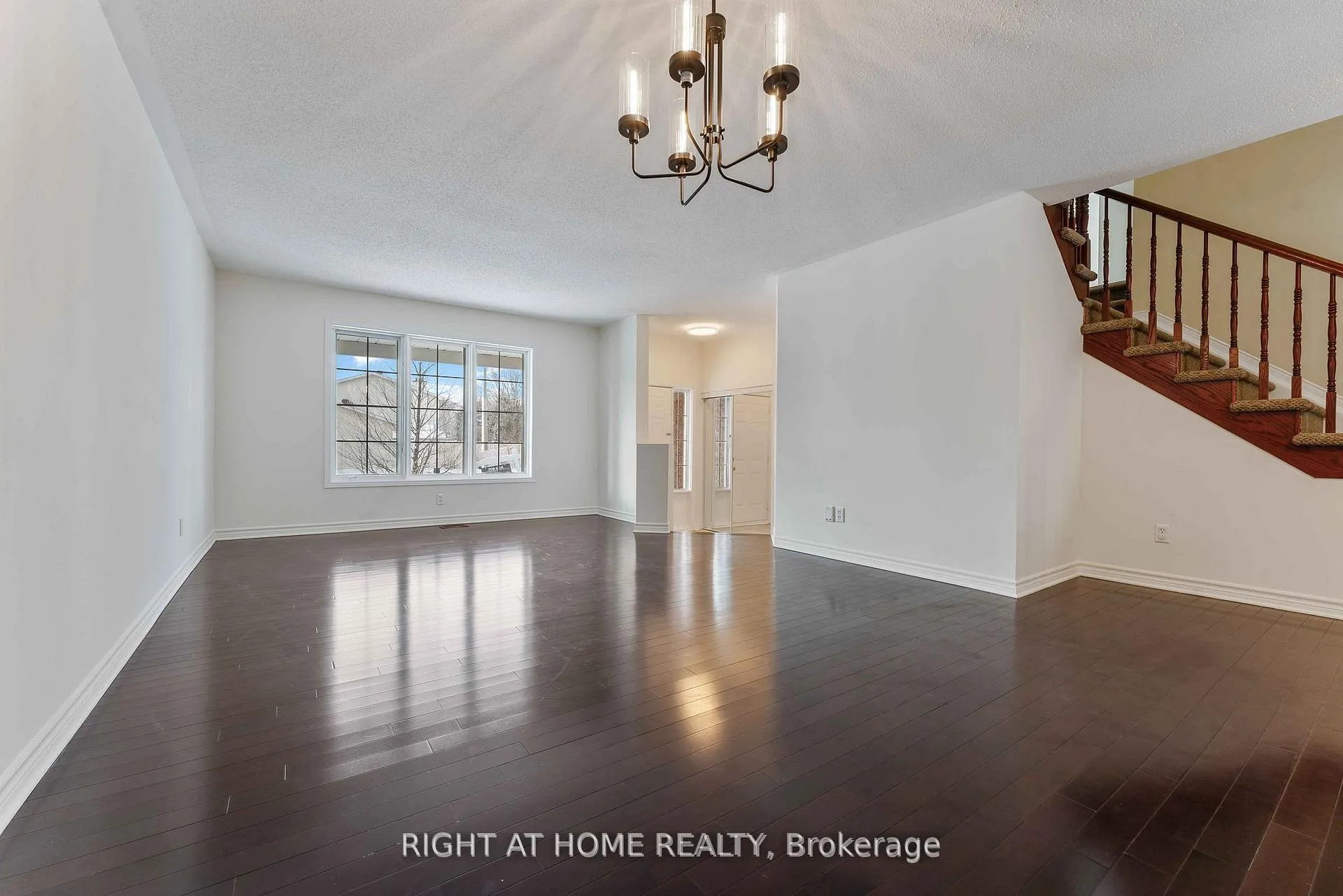 Photo 4 of 104 B Craig Henry Drive, Ottawa, Craig Henry/Woodvale — HOMEH