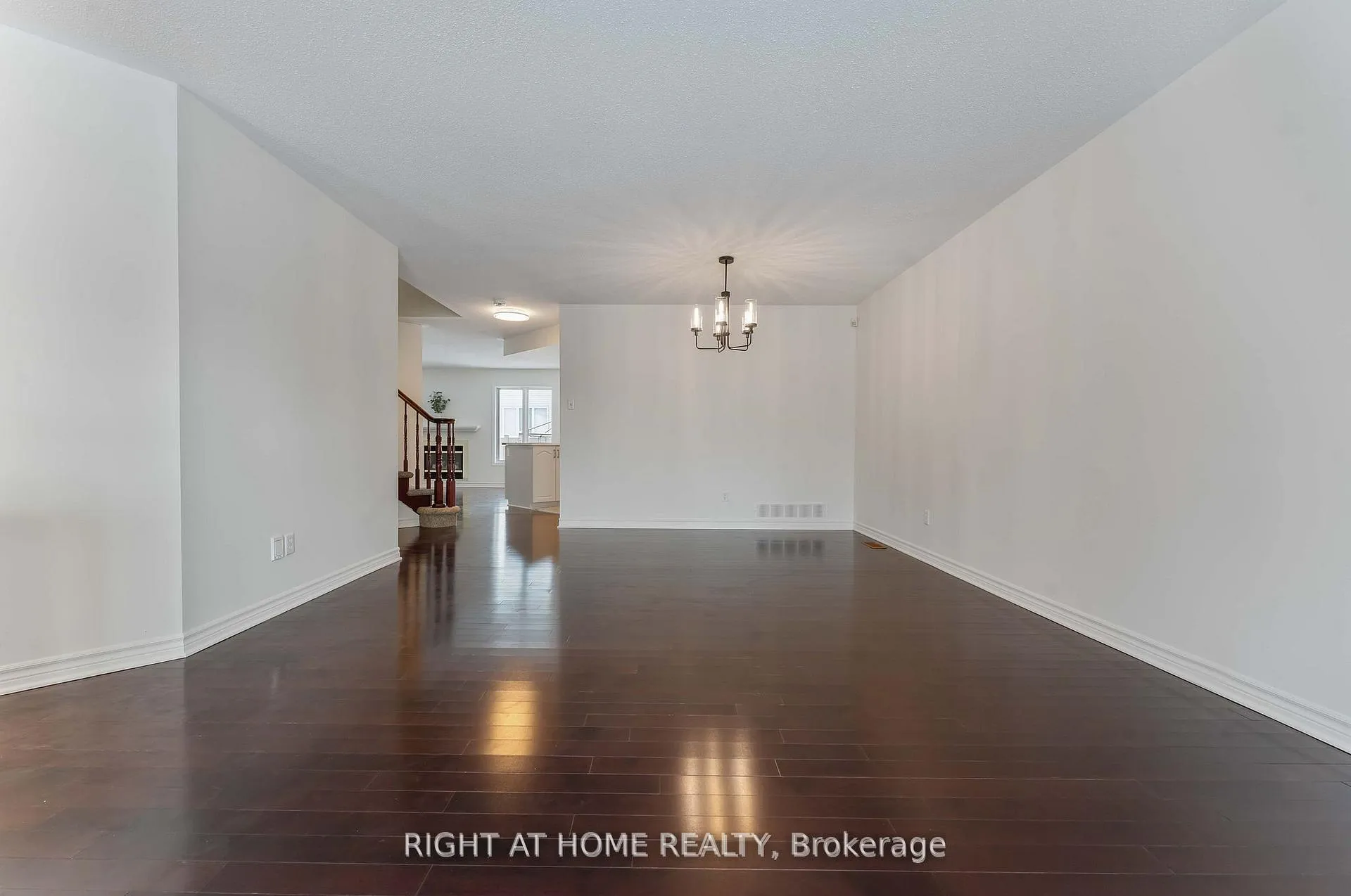 Photo 5 of 104 B Craig Henry Drive, Ottawa, Craig Henry/Woodvale — HOMEH