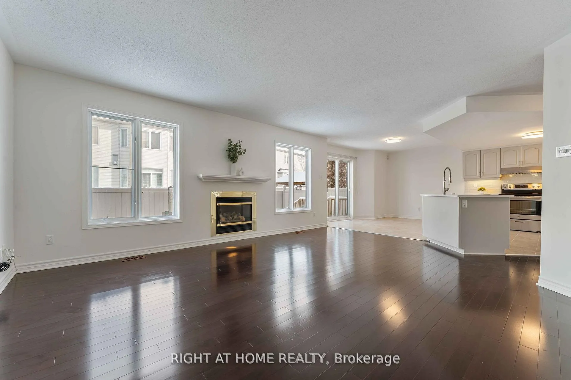 Photo 7 of 104 B Craig Henry Drive, Ottawa, Craig Henry/Woodvale — HOMEH