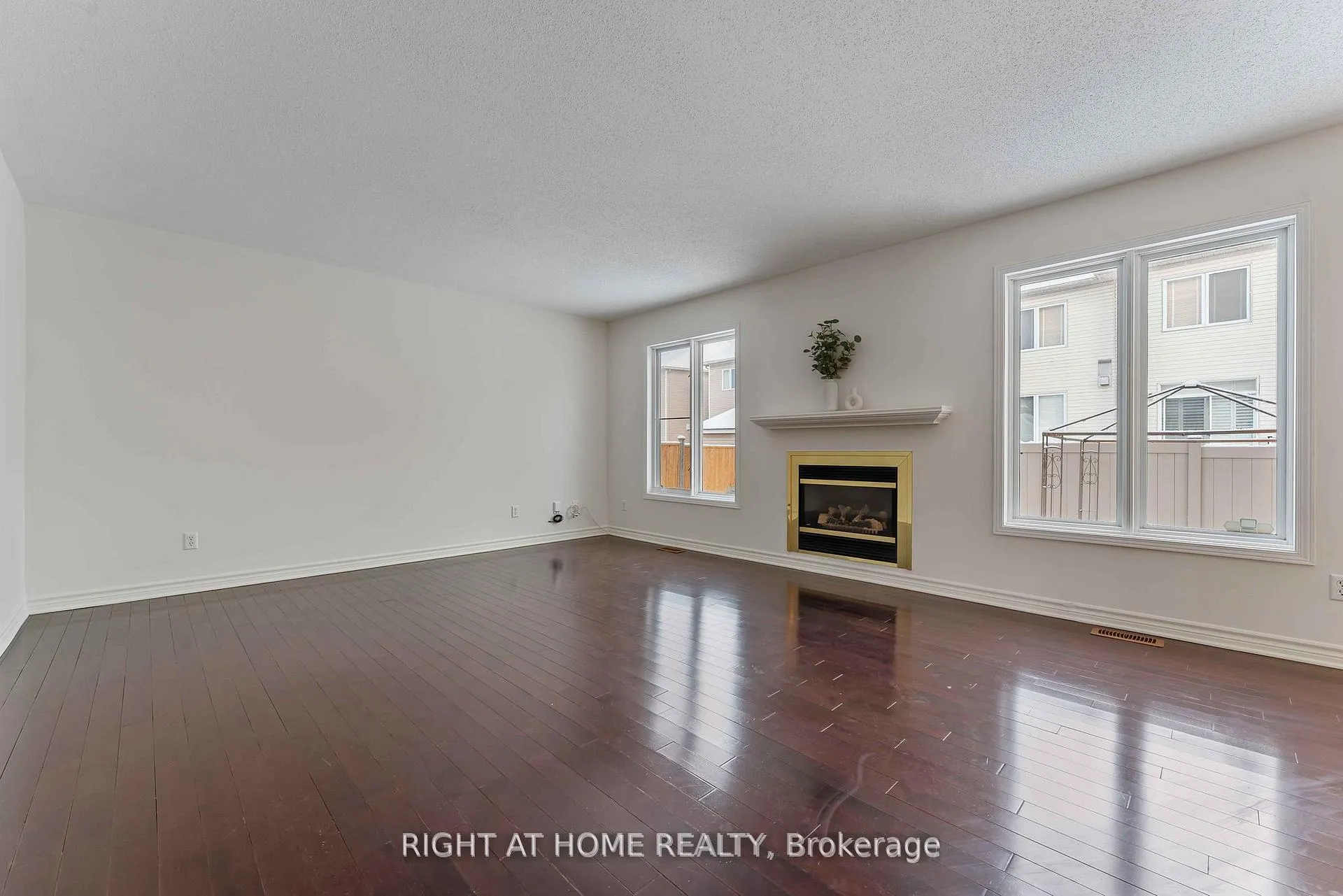 Photo 9 of 104 B Craig Henry Drive, Ottawa, Craig Henry/Woodvale — HOMEH