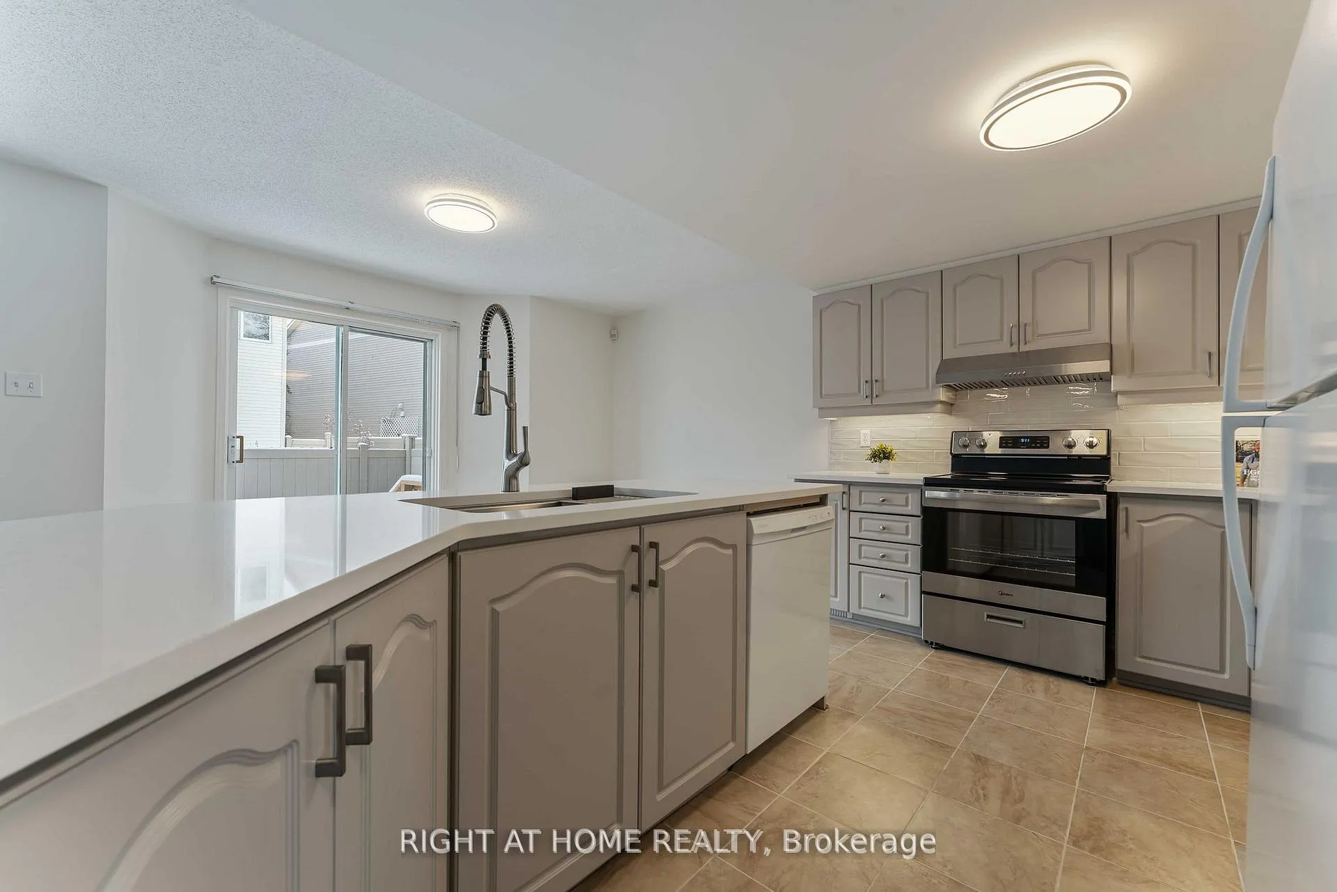 Photo 11 of 104 B Craig Henry Drive, Ottawa, Craig Henry/Woodvale — HOMEH