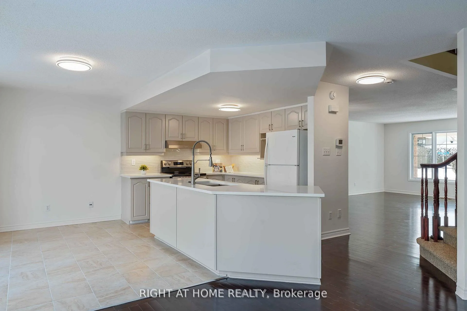 Photo 12 of 104 B Craig Henry Drive, Ottawa, Craig Henry/Woodvale — HOMEH
