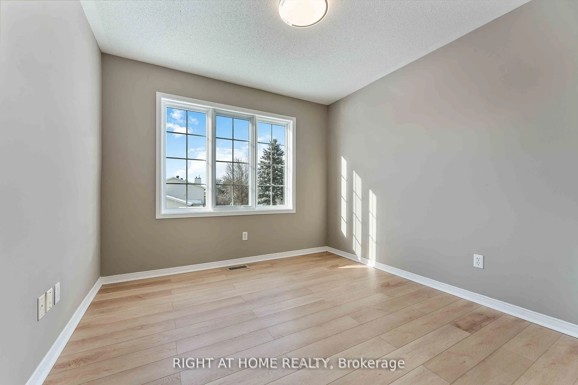 Photo 24 of 104 B Craig Henry Drive, Ottawa, Craig Henry/Woodvale — HOMEH