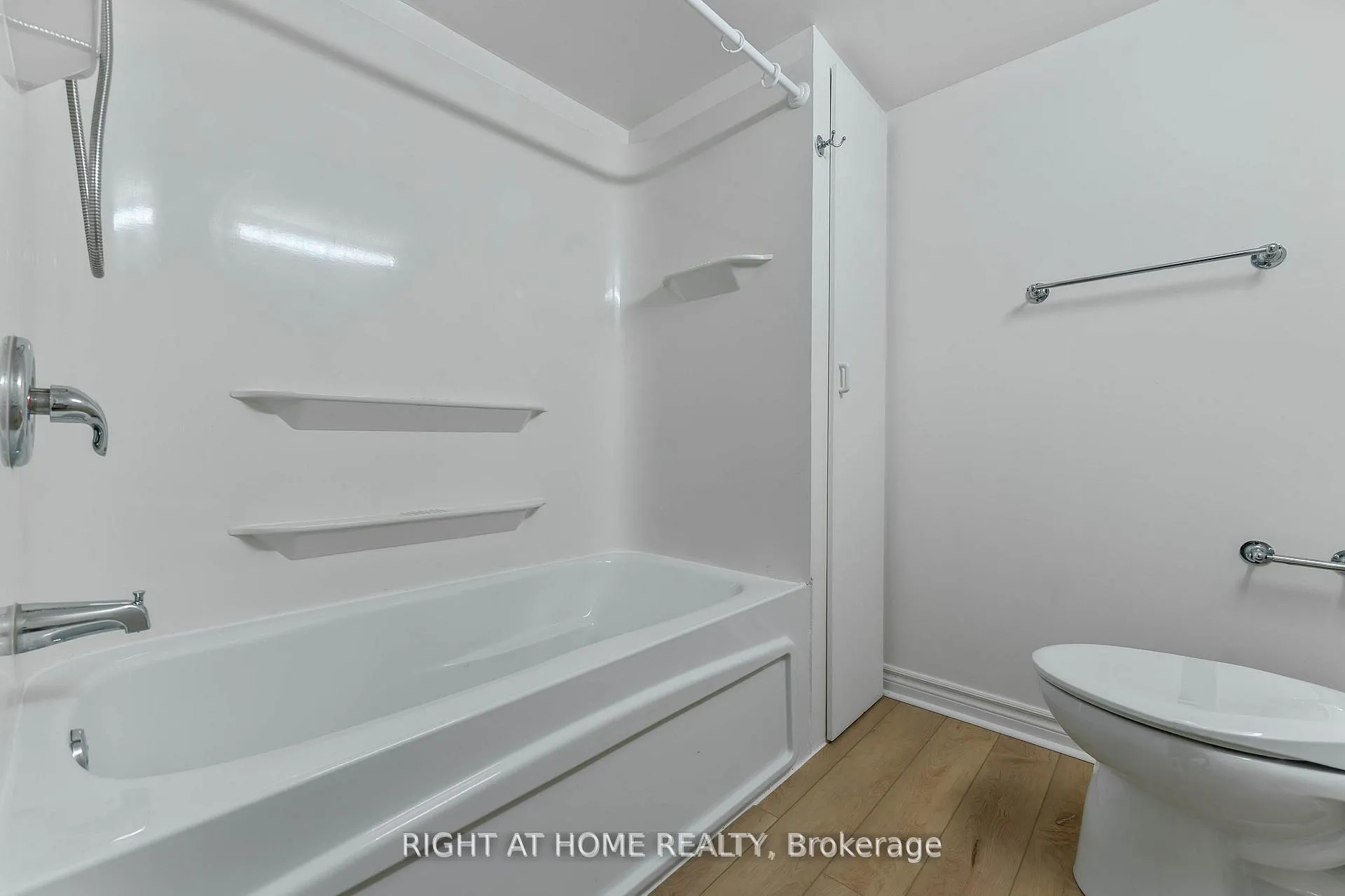 Photo 36 of 104 B Craig Henry Drive, Ottawa, Craig Henry/Woodvale — HOMEH
