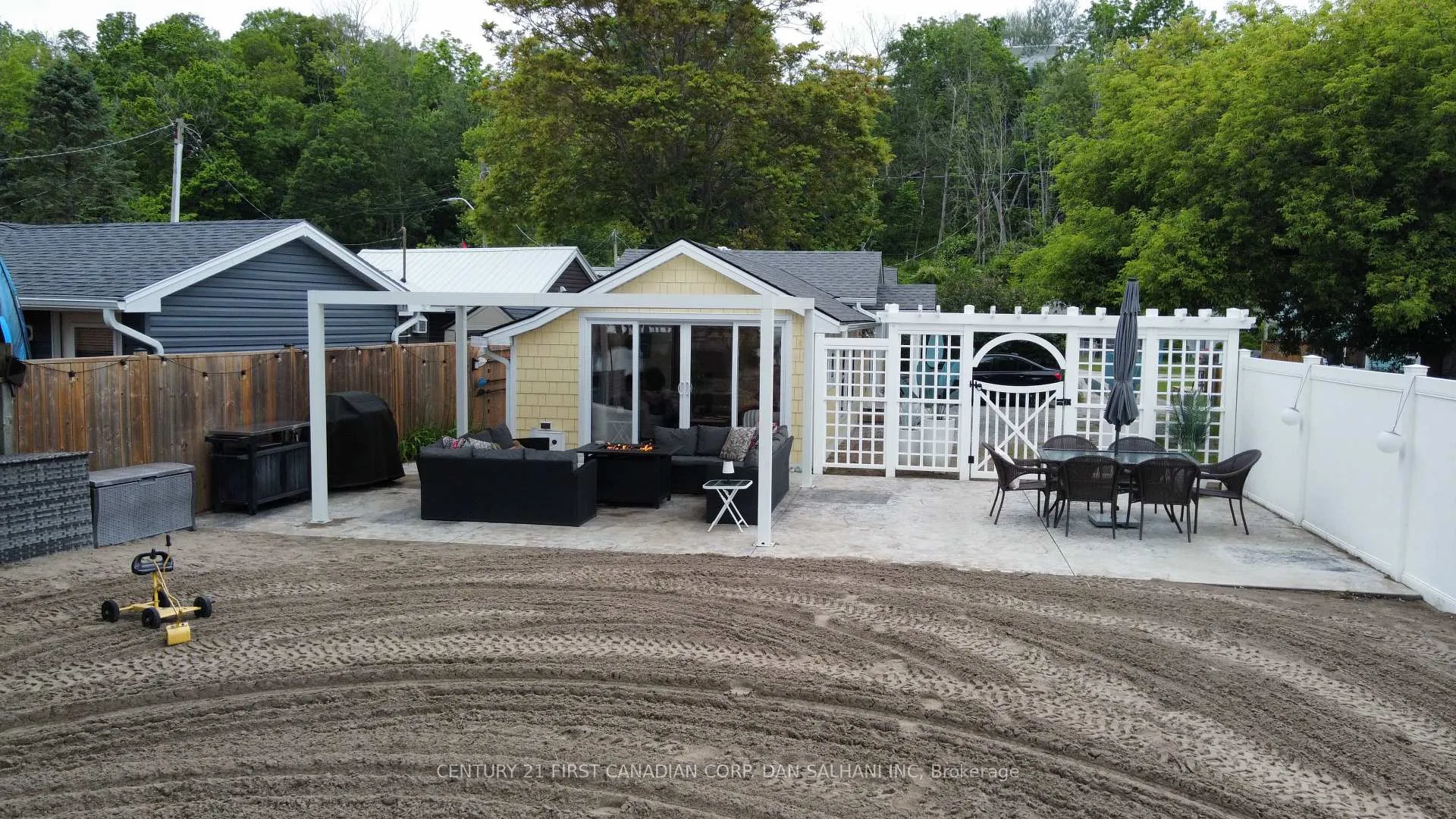 Photo 2 of Unit B, 438 Edith Cavell Boulevard, Central Elgin, Port Stanley — HOMEH