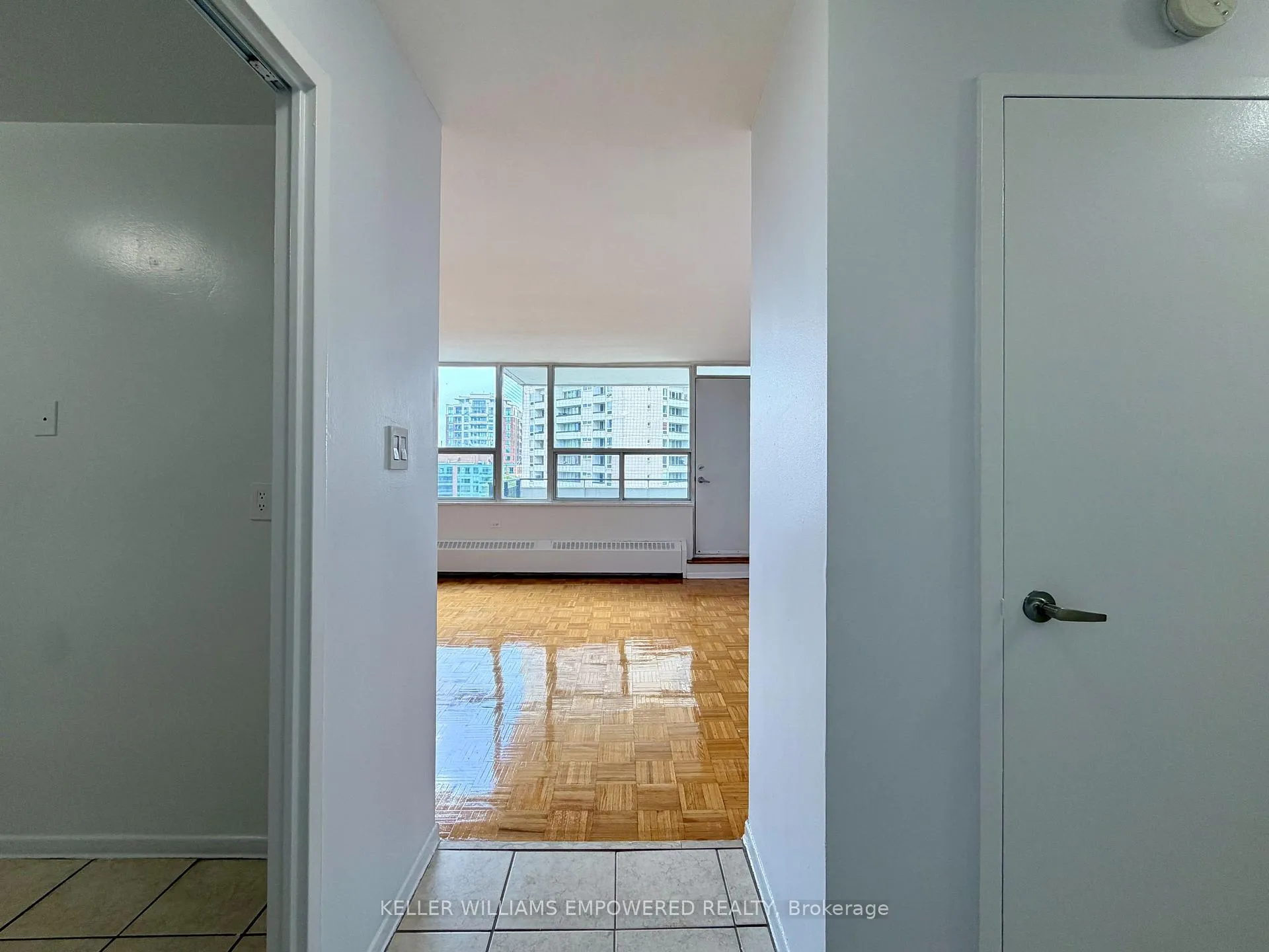 Photo 3 of Unit 807, 225 Davisville Avenue, Toronto, Mount Pleasant West — HOMEH